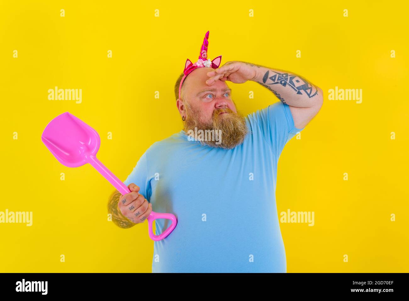 fat uomo con archetto gioco con paddle mare Foto Stock