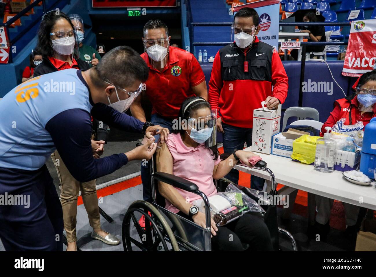 I medici inoculano persone con disabilità con il vaccino Johnson & Johnson COVID-19 alla Filoil Flying-V Arena di San Juan City. I funzionari filippini hanno detto che una trasmissione locale della variante delta altamente contagiosa del virus COVID-19 è stata rilevata nel paese e ha annunciato restrizioni di quarantena più severe nella capitale e un divieto di ingresso di viaggiatori provenienti da Malesia e Thailandia duramente colpiti. Metro Manila, Filippine. Foto Stock