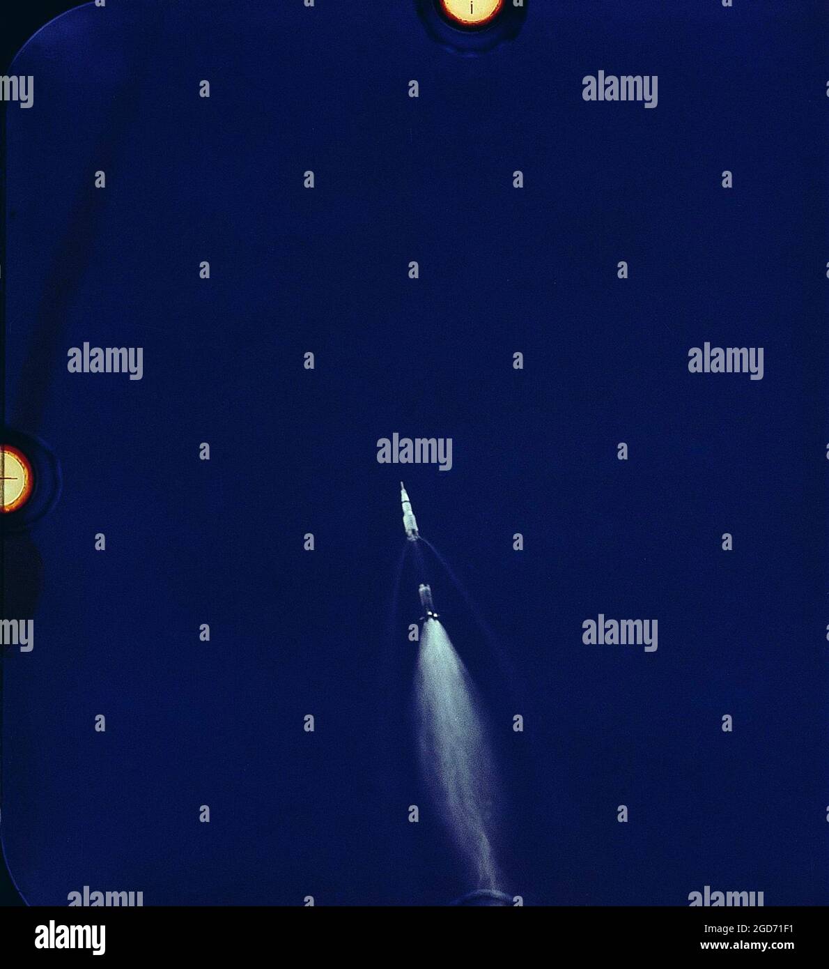 Il razzo Sauturn V in volo, che si avvicina allo spazio in un cielo blu chiaro con una coda enorme di fiamme, da Cape Canaveral in Florida. Questa è la missione Apollo 11 che è andata alla luna . È stato lanciato il 16 luglio 1969. La prima tappa si è appena separata dal razzo principale, ad un'altitudine di 42 miglia. Foto Stock