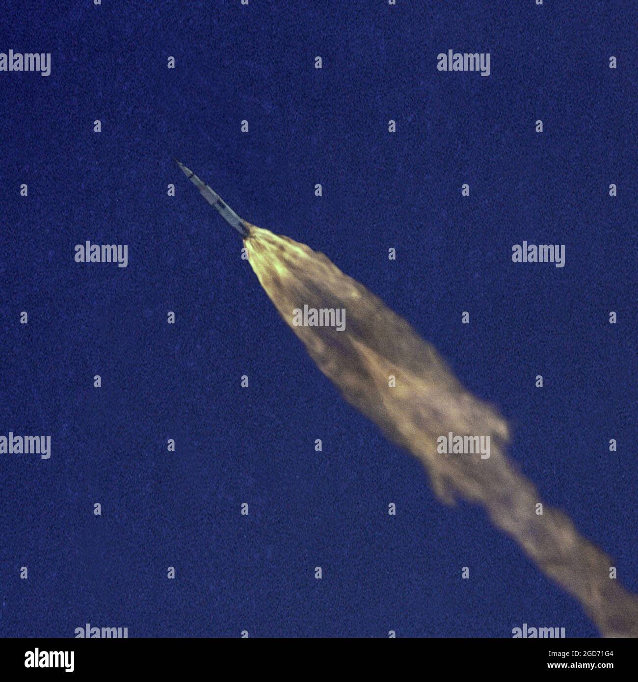 Il razzo Sauturn V in volo, che si avvicina allo spazio in un cielo blu chiaro con una coda enorme di fiamme, da Cape Canaveral in Florida. Questa è la missione Apollo 10 che è andata alla luna ma non è atterrata. Questa missione è stata una pratica completa per il viaggio di atterraggio sulla luna Apollo 11. Esso è stato lanciato il 18 maggio 1969 Foto Stock