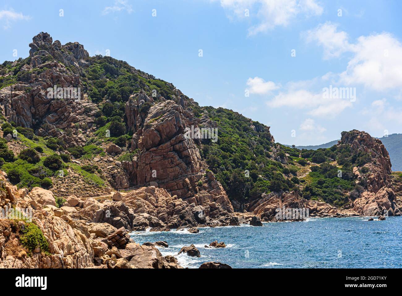 Formazioni rocciose sul sentiero che si affaccia sul Mar Mediterraneo alla Costa Paradiso di Sardegna, Italia Foto Stock