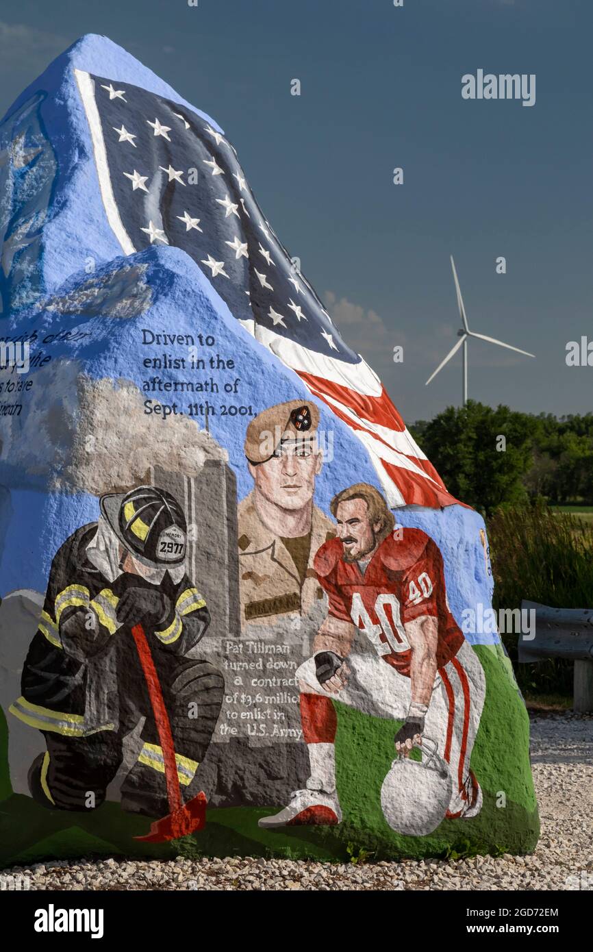 Menlo, Iowa - The Freedom Rock, dipinto da Ray 'Bubbaa' Sorensen II per onorare i veterani militari americani. L'artista è un membro repubblicano dell'Iowa Foto Stock