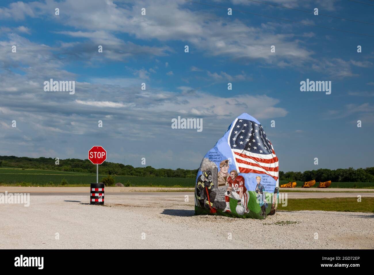 Menlo, Iowa - The Freedom Rock, dipinto da Ray 'Bubbaa' Sorensen II per onorare i veterani militari americani. L'artista è un membro repubblicano dell'Iowa Foto Stock