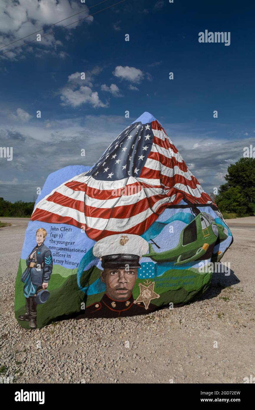 Menlo, Iowa - The Freedom Rock, dipinto da Ray 'Bubbaa' Sorensen II per onorare i veterani militari americani. L'artista è un membro repubblicano dell'Iowa Foto Stock