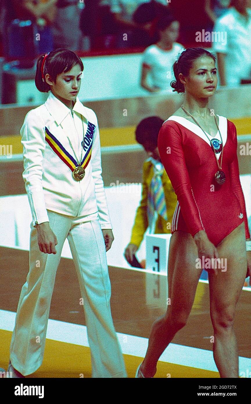 Nadia Comaneci (ROM)-L e Ludmila Tourischeva (URS) ai Giochi Olimpici estivi del 1976, Montreal, Canada Foto Stock