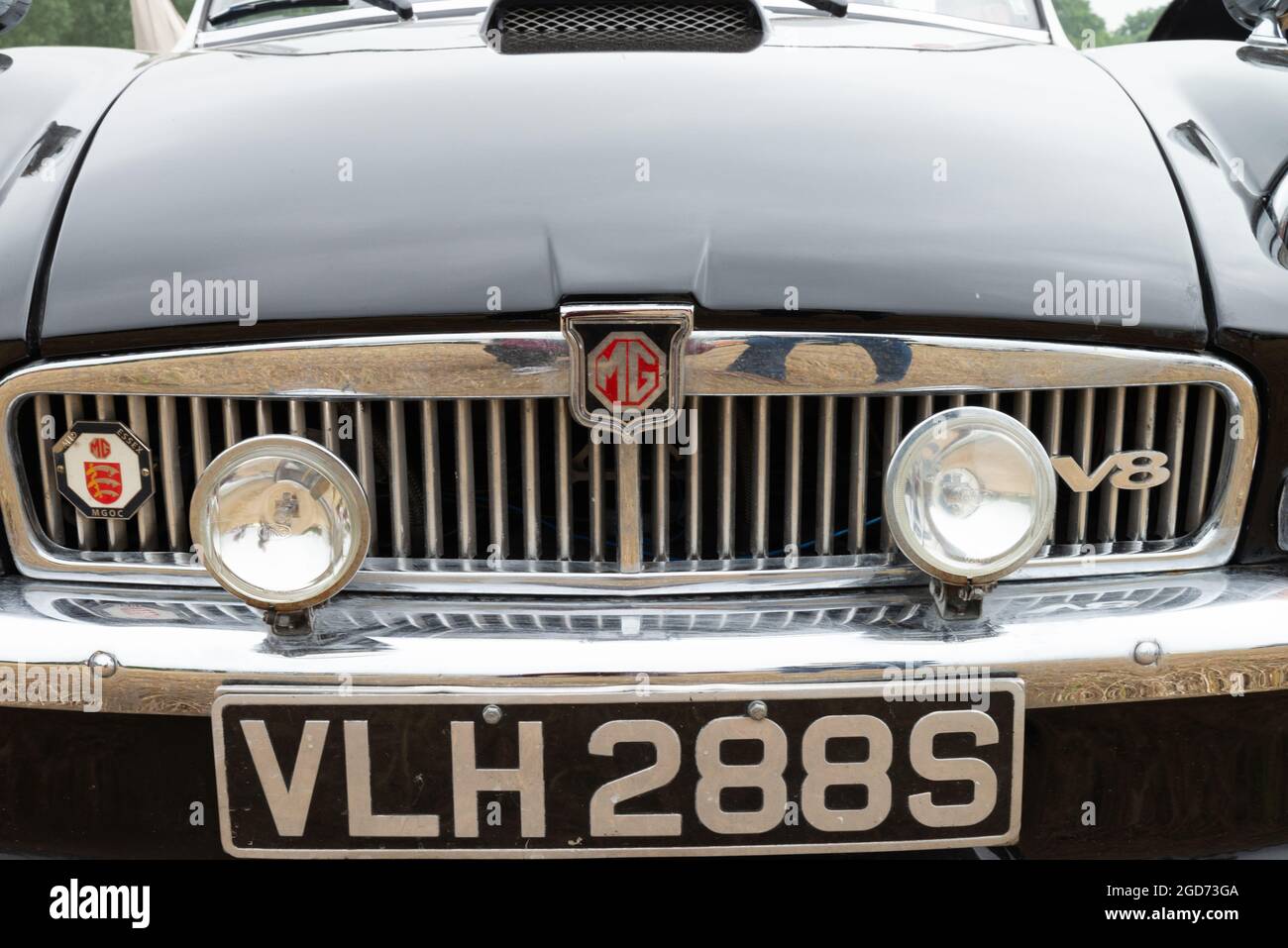 Rochford, Essex, Regno Unito - 27 giugno 2021: Esposizione di automobili classiche di Rochford presso i prati, Essex. Foto Stock