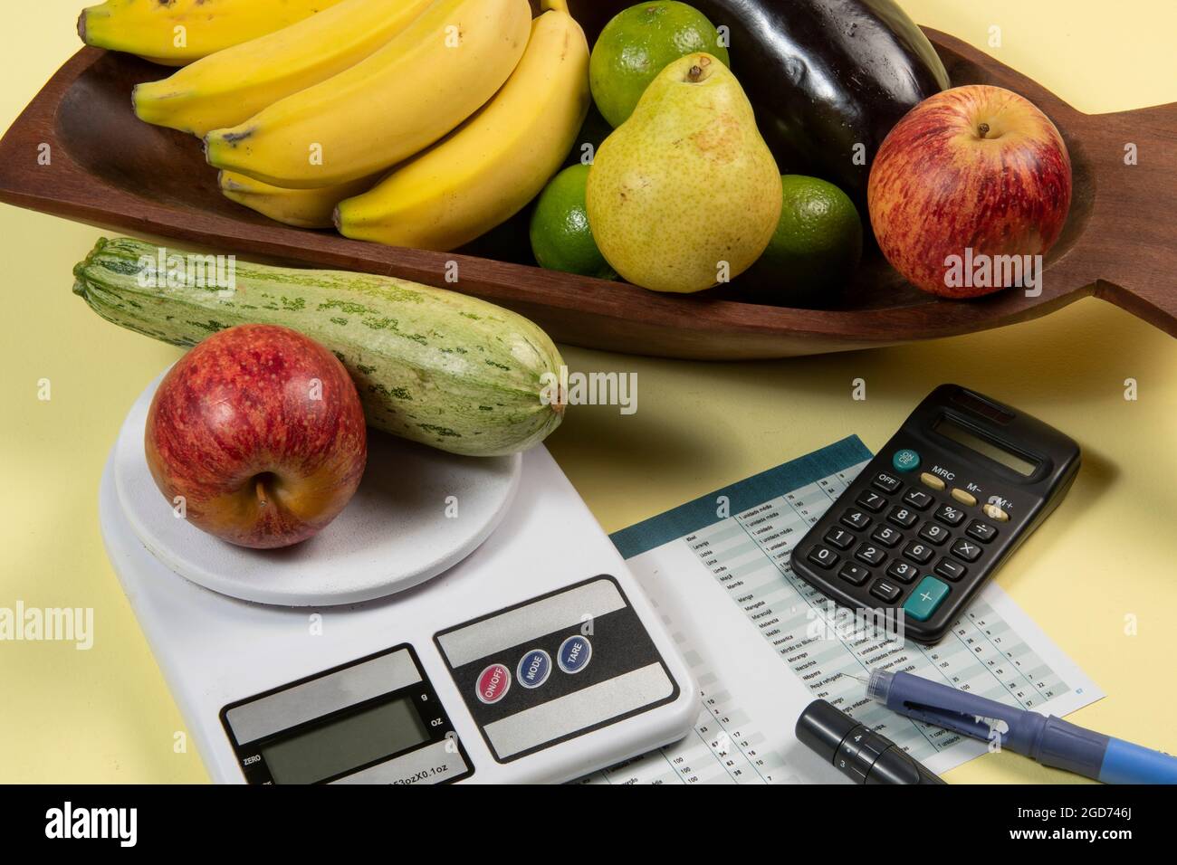 Controllo del diabete - conteggio dei carboidrati per il trattamento dell'insulina - idea, concetto e storia del diabete e della salute Foto Stock