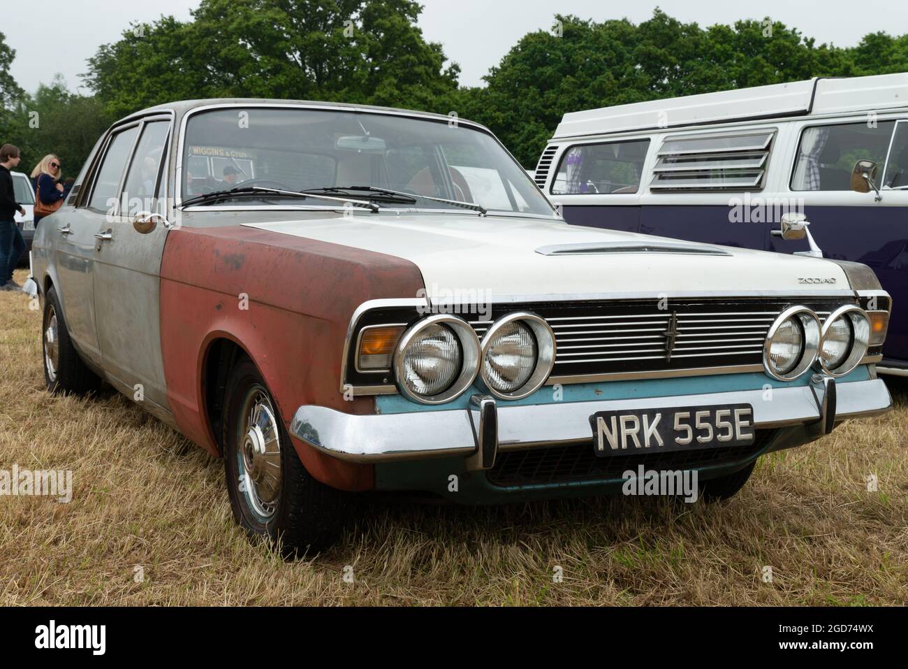 Rochford, Essex, Regno Unito - 27 giugno 2021: Esposizione di automobili classiche di Rochford presso i prati, Essex. Foto Stock