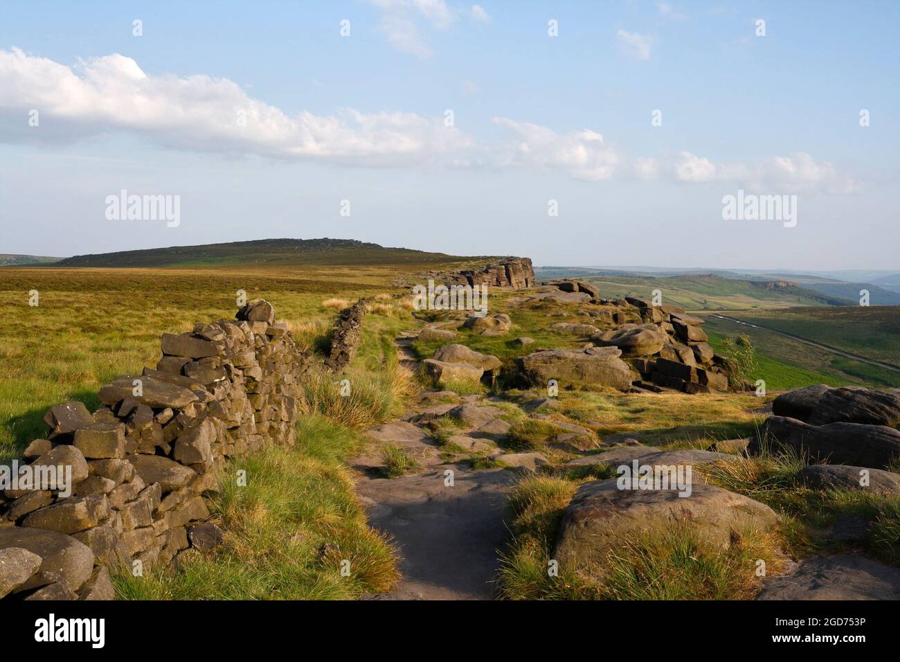 Rocce su Stanage Edge nel Peak District National Park, Derbyshire Moorland, Inghilterra Foto Stock