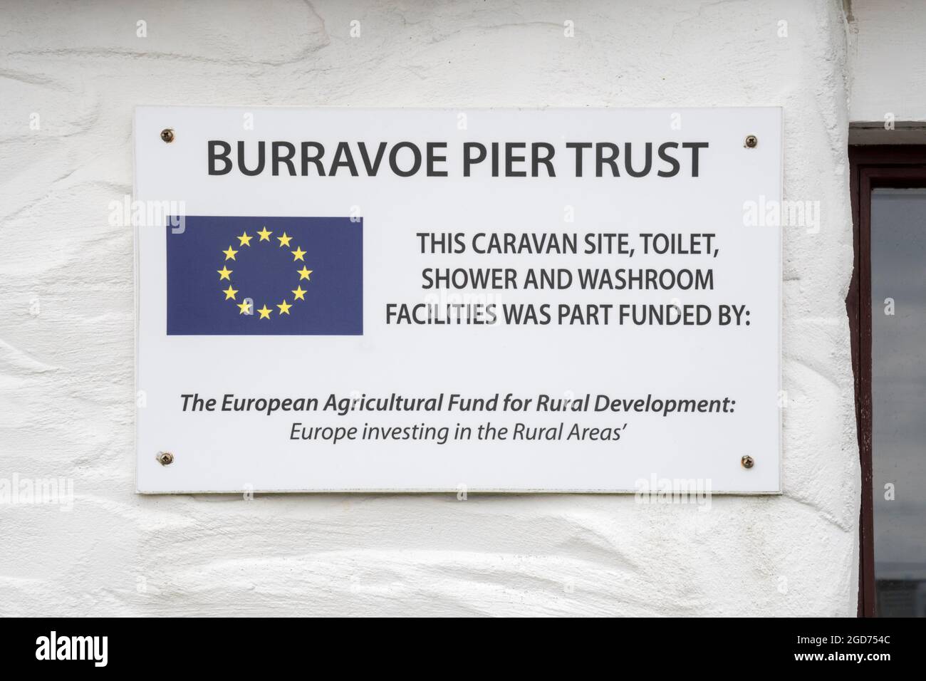 Un cartello di ringraziamento sul Burravoe Pier di Yell, Shetland, dice che le strutture sono state in parte finanziate dal Fondo europeo agricolo per lo sviluppo rurale. Foto Stock