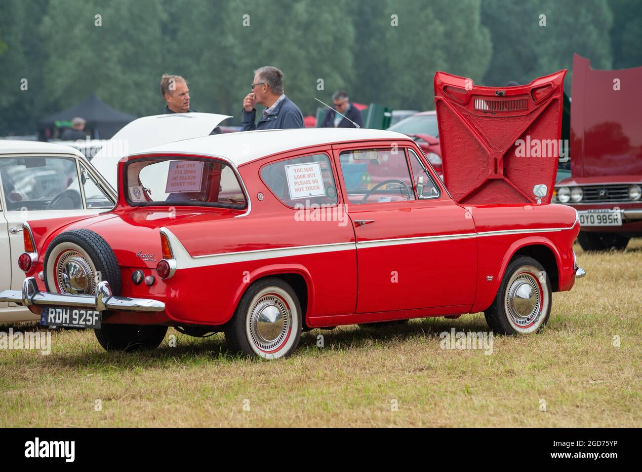 Rochford, Essex, Regno Unito - 27 giugno 2021: Esposizione di automobili classiche di Rochford presso i prati, Essex. Foto Stock