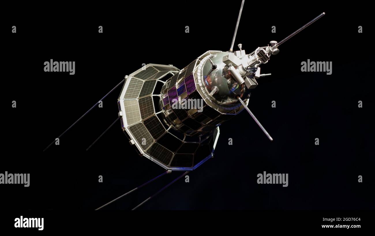 Mosca, Russia - 18 aprile 2021: Museo della Cosmonautica. Modello a grandezza naturale di un satellite terrestre artificiale su sfondo scuro. Museo dello spazio. Foto Stock