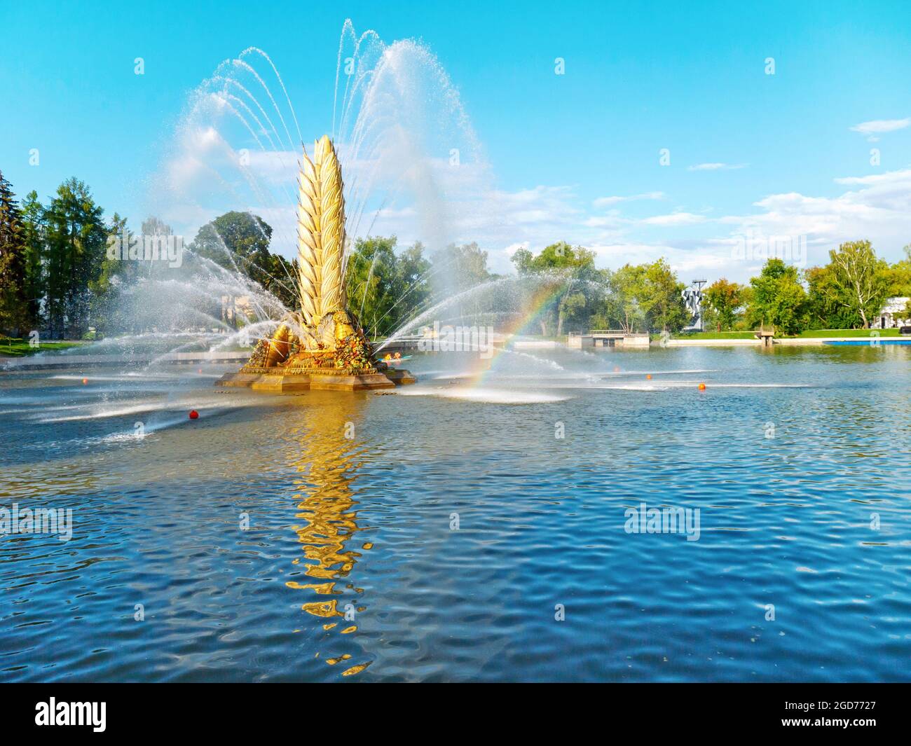 MOSCA, RUSSIA - 22 luglio 2019: Golden Spike fontana al Kamensky Pond sulla Mostra dei risultati economici (VDNKh) a Mosca, Russia. Foto Stock