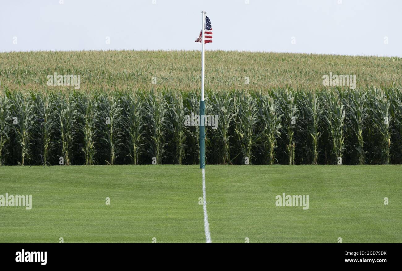Dyersville, Stati Uniti. 11 Agosto 2021. Una bandiera americana vola giù per la linea di campo destra nel campo di baseball cornfield raffigurato nel film 'Field of Dreams' vicino a Dyersville, Iowa mercoledì 11 agosto 2021. I New York Yankees e i Chicago White Sox giocheranno una partita regolare di MLB in un campo da baseball adiacente nei campi di mais dell'Iowa giovedì 12 agosto. Photo by Pat Benic/UPI Credit: UPI/Alamy Live News Foto Stock