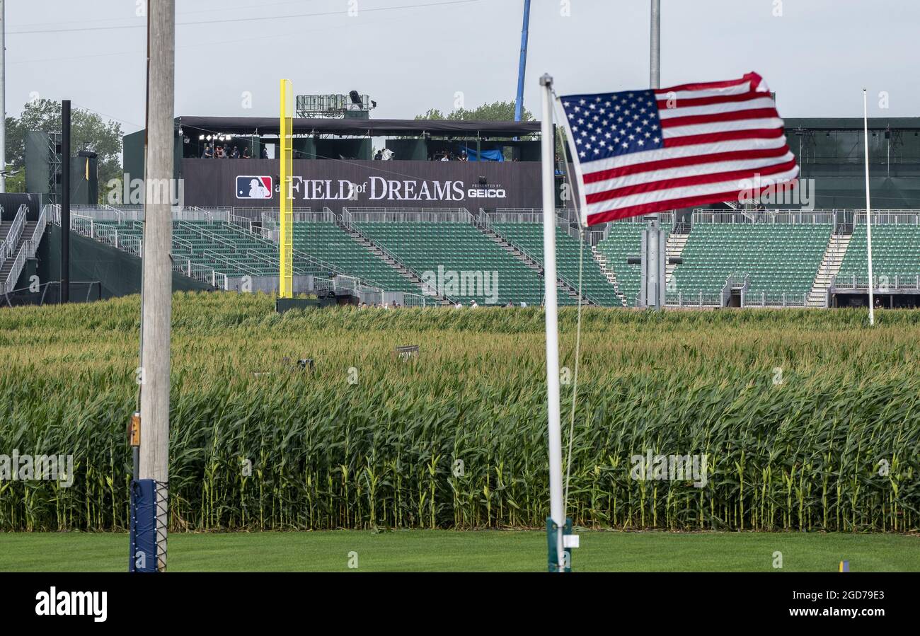 Dyersville, Stati Uniti. 11 Agosto 2021. Una bandiera americana vola giù per la linea di campo destra nel campo di baseball cornfield raffigurato nel film 'Field of Dreams' vicino a Dyersville, Iowa mercoledì 11 agosto 2021. I New York Yankees e i Chicago White Sox suoneranno una partita di stagione regolare della MLB su un campo da baseball adiacente, mostrato sullo sfondo, nei campi di mais dell'Iowa giovedì 12 agosto. Photo by Pat Benic/UPI Credit: UPI/Alamy Live News Foto Stock