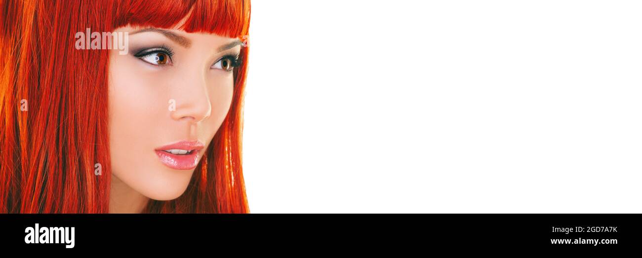 Capelli rame colore modello Asian rosso donna con capelli tinti colorato per capelli colorazione salone di bellezza concetto. Banner panoramico su sfondo bianco Foto Stock