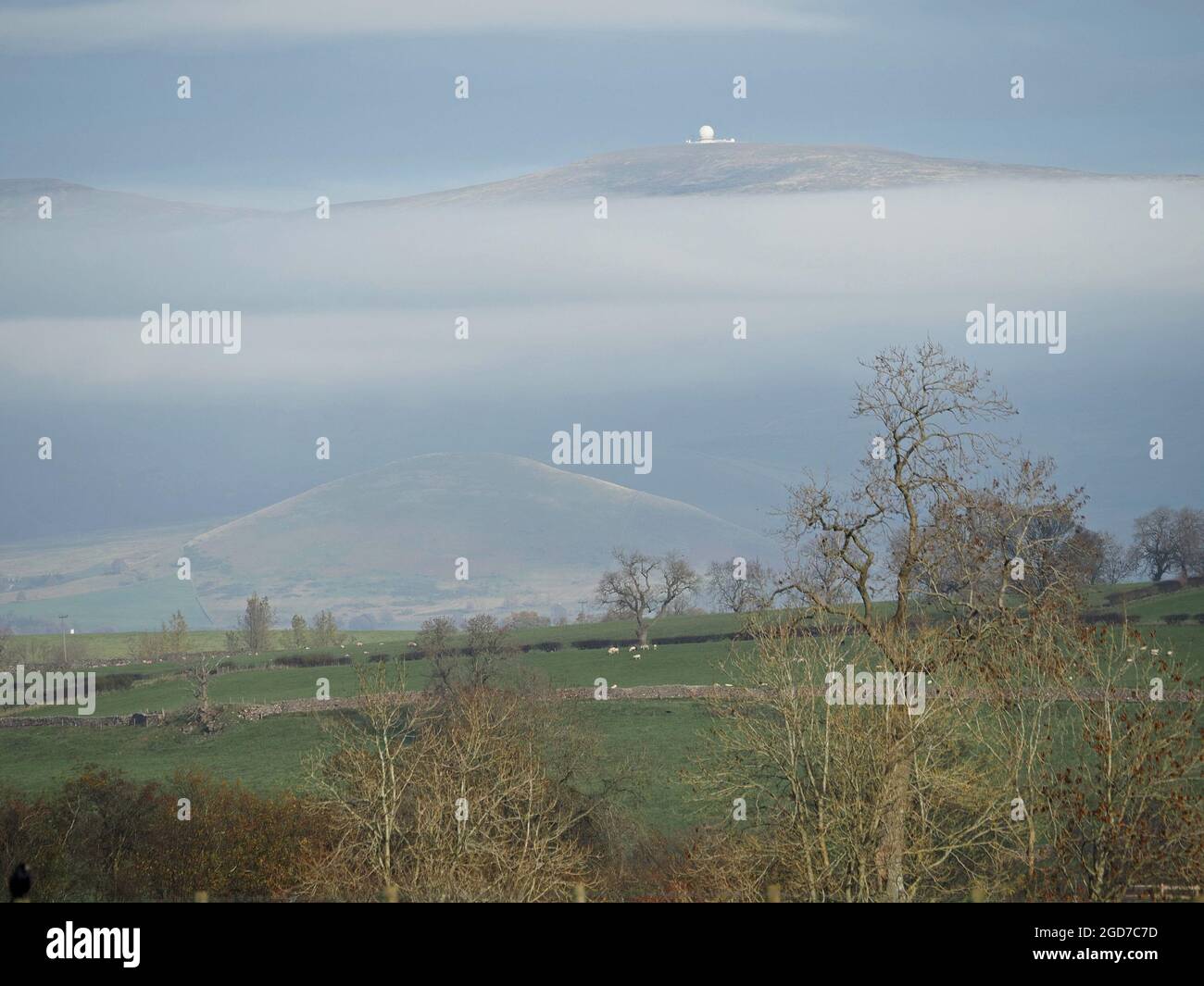 Vista della Valle dell'Eden con inversione della nuvola sopra Dufton Pike e sotto Great Dun Fell (con il globo del tempo) & Cross Fell in background -Cumbria Inghilterra, Regno Unito Foto Stock