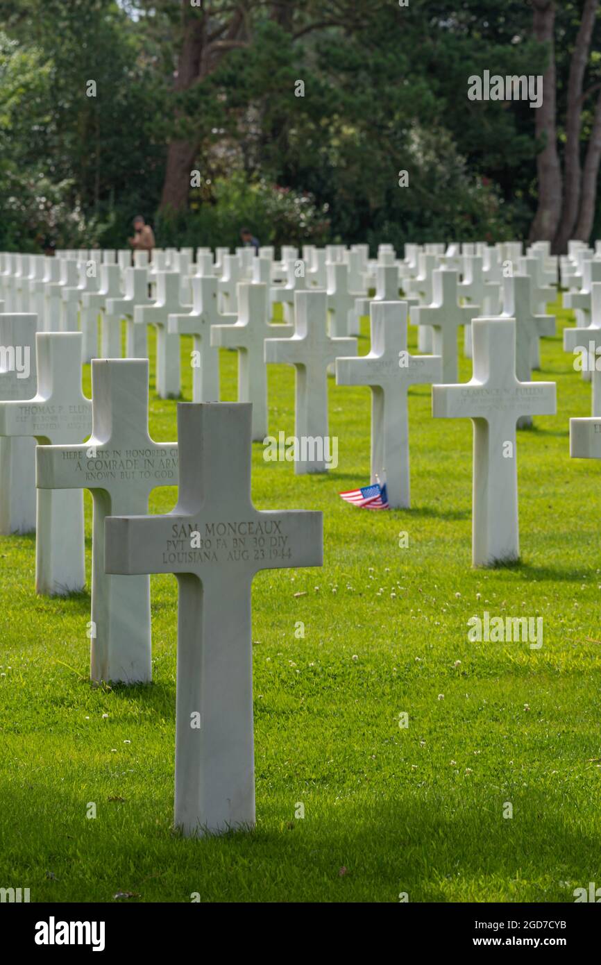 Colleville-sur-Mer, Francia - 08 03 2021: Cimitero e memoriale americano della Normandia e le croci bianche Foto Stock