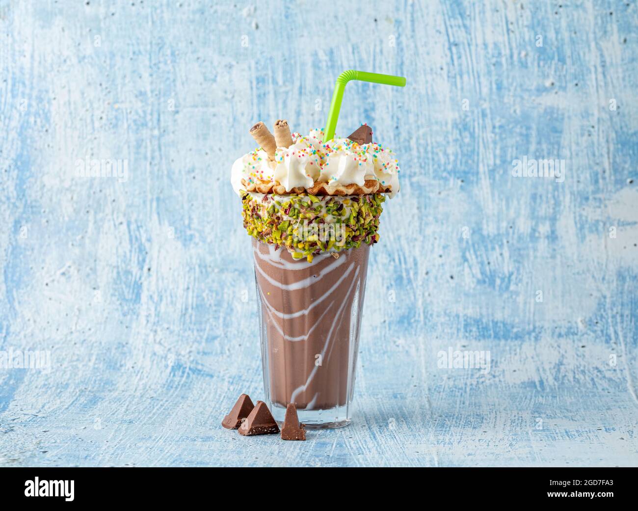 Crema di latte e cioccolato su sfondo blu Foto Stock