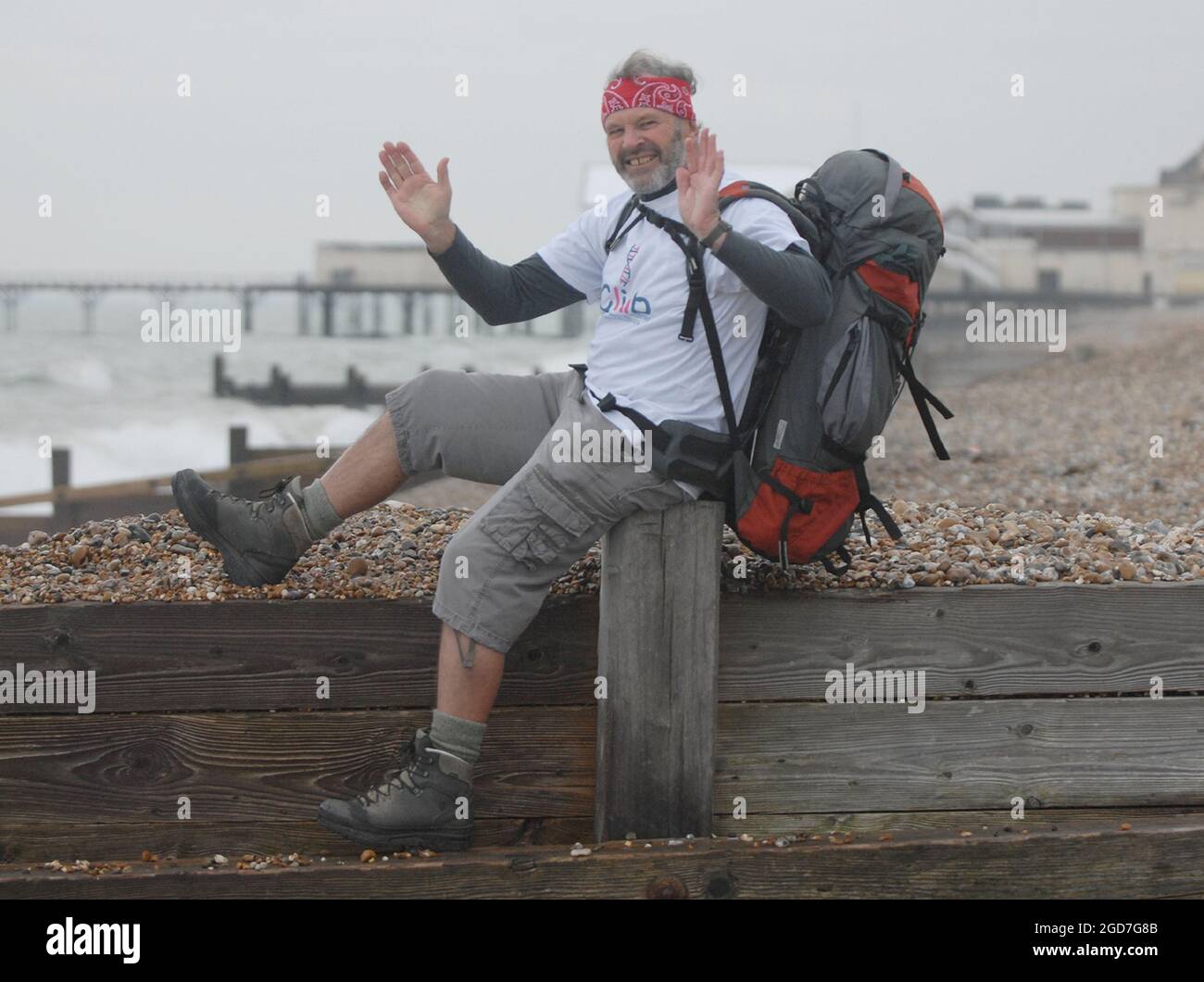 Colin Snook, 72 anni, torna a Bognor dopo una passeggiata di beneficenza di 347 giorni lungo la costa britannica. PIC Mike Walker, 2008 Foto Stock