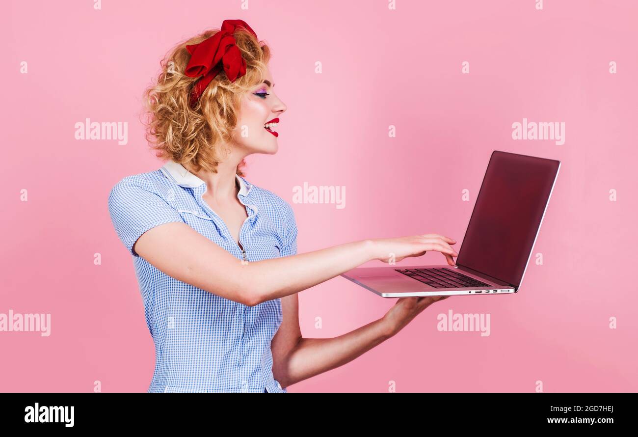 Giovane donna allegra con computer portatile. Ricerca in Internet. Vendite online. Pubblicità. Foto Stock