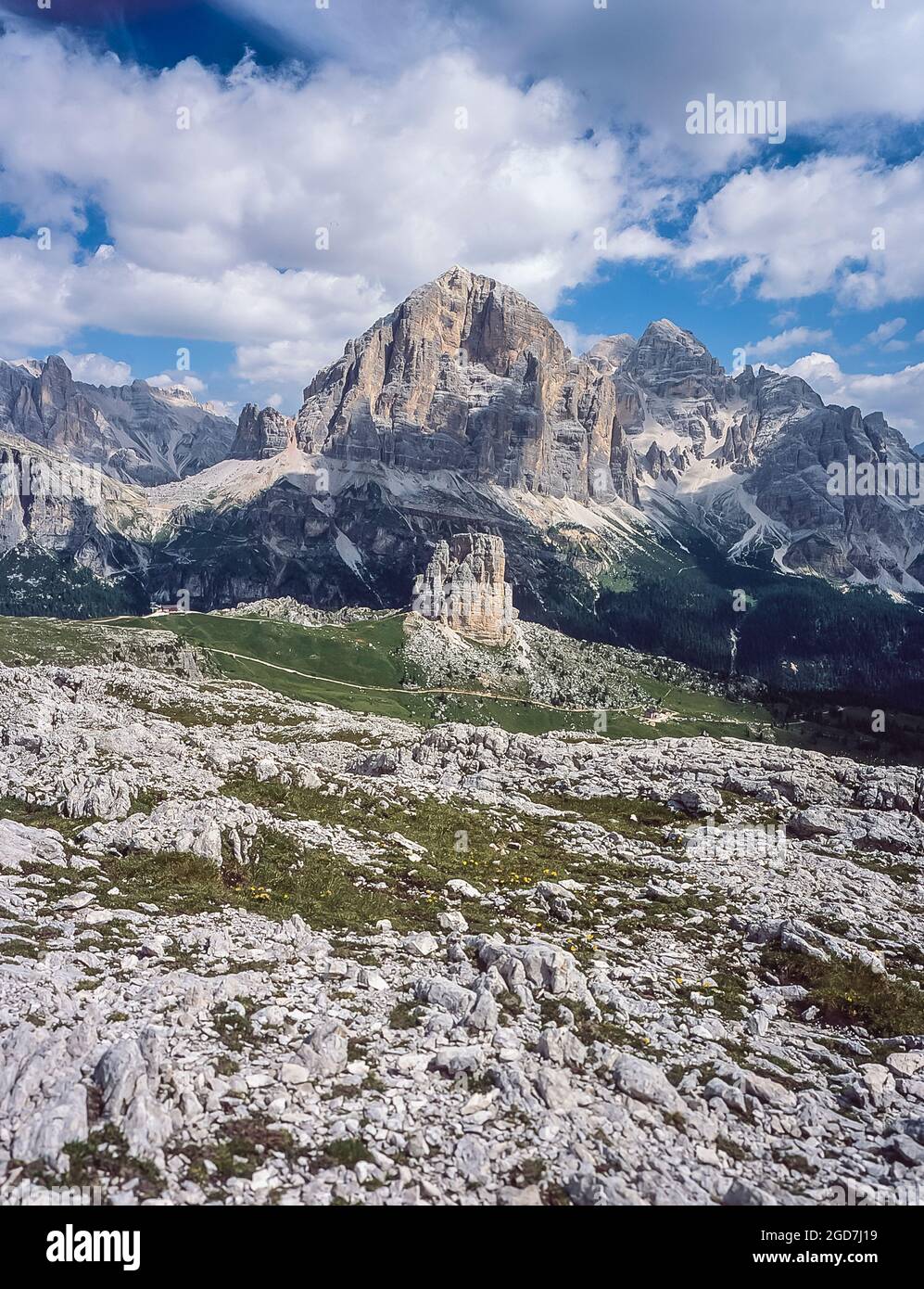 Questo panorama si affaccia verso la montagna di Tofana di Rozes e le imperdibili cime satellitari delle cinque Torri le 5 dita della regione di Tofana delle Dolomiti italiane non lontano dalla località turistica di Cortina d'Ampezzo Foto Stock