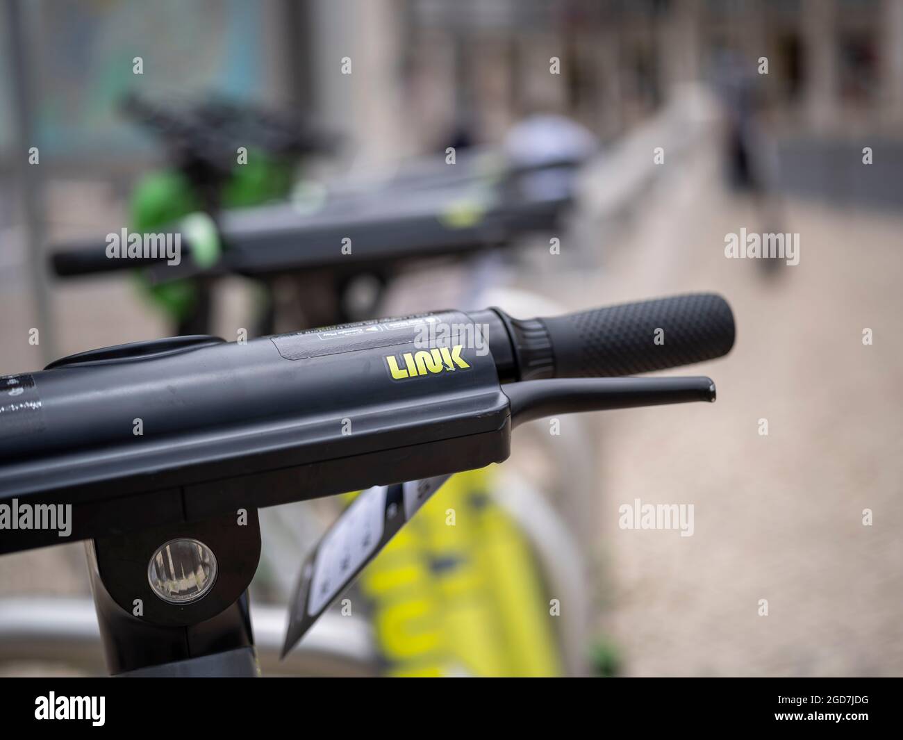 Collegare gli scooter elettrici per il noleggio Foto Stock