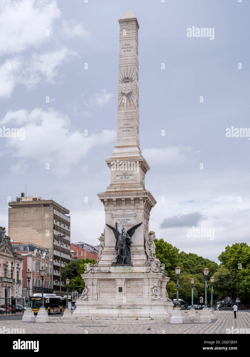 Monumento all'obelisco dei ristoratori in Piazza Restauradores a Lisbona, Portogallo, Europa Foto Stock