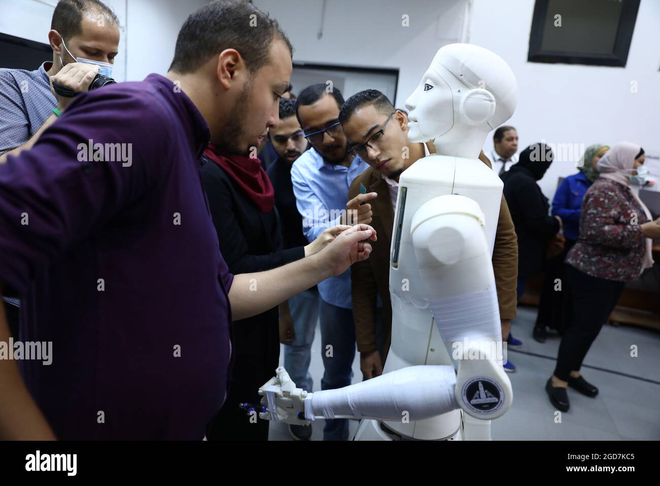 Cairo, Egitto. 11 Agosto 2021. Studenti e docenti provano la loro infermiera robotica 'Shams' in un laboratorio della Ain Shams University al Cairo, Egitto, il 11 agosto 2021. L'android è stata l'ultima invenzione di alcuni studenti e docenti membri della Ain Shams University egiziana, che speravano che il robot, dotato di software specializzato e kit medici, potesse aiutare i medici e i pazienti durante la pandemia COVID-19. Credit: Ahmed Gomaa/Xinhua/Alamy Live News Foto Stock