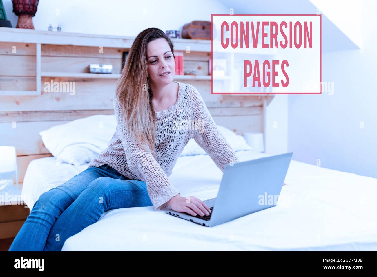 Visualizzazione concettuale delle pagine di conversione. La foto concettuale viene visualizzata in risposta al clic su un motore di ricerca che guarda i documentari online, giocando Foto Stock