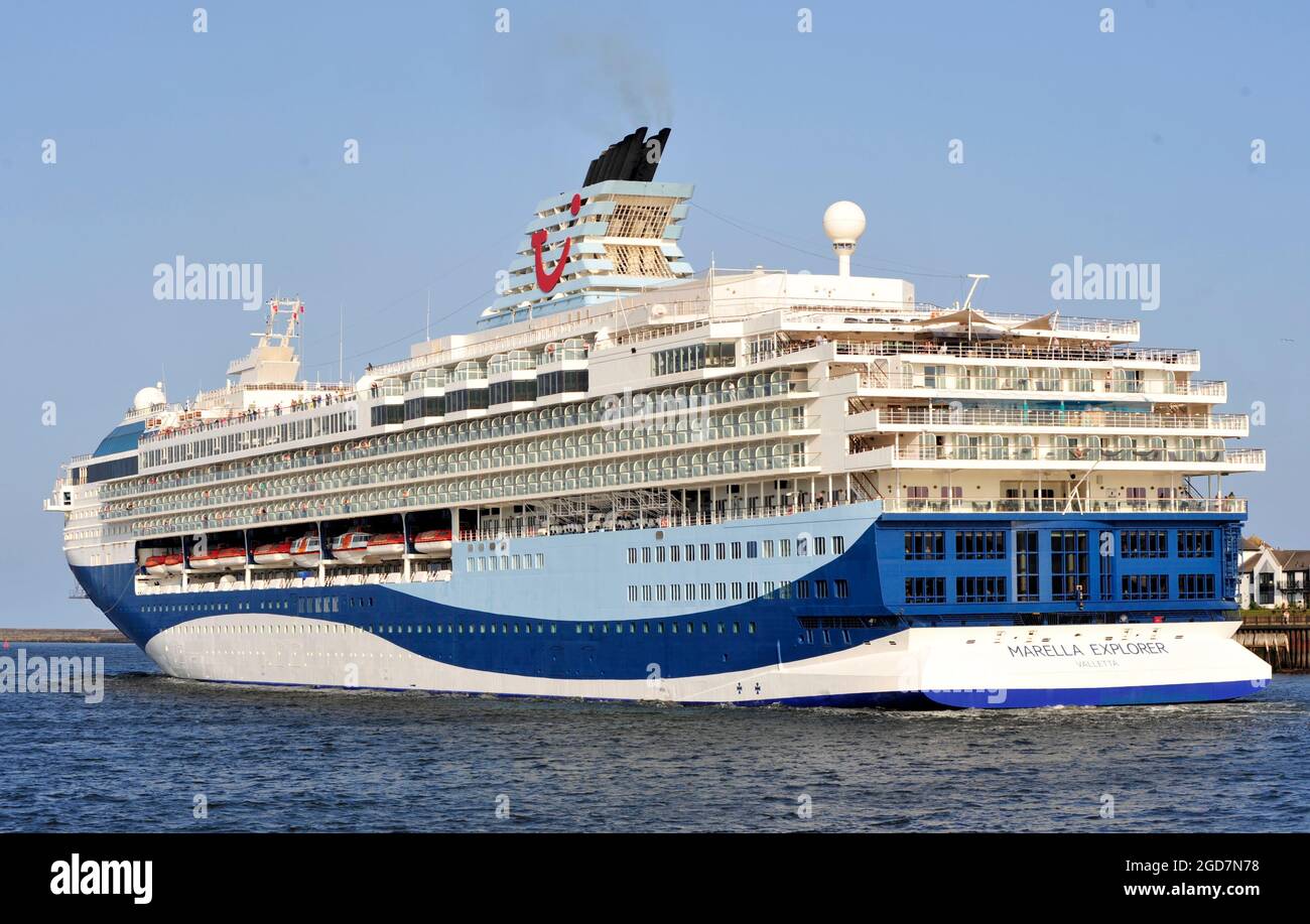 AJAXNETPHOTO. LUGLIO 2021. NORTH SHIELDS, INGHILTERRA. - IN DIREZIONE DI USCITA - LA NAVE DELLA LINEA DI CROCIERA TUI MARELLA EXPLORER IN DIREZIONE DI USCITA DAL FIUME TYNE. FOTO:TONY HOLLAND/AJAXREF:DTH212707 39004 Foto Stock