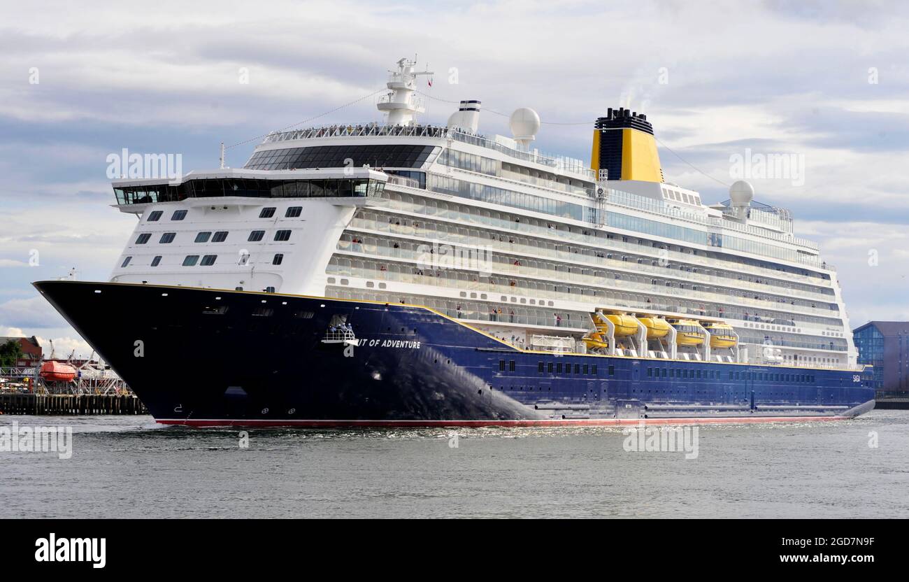 AJAXNETPHOTO. AGOSTO 2021. NORTH SHIELDS, INGHILTERRA. - OUTBOUND- LA SAGA CROCIERA LINEA SPIRITO DI AVVENTURA NAVE VERSO L'ESTERNO LEGATO DAL FIUME TYNE DURANTE IL SUO VIAGGIO INAUGURALE / GIRO GB CROCIERA.PHOTO:TONY HOLLAND/AJAX REF:DTH212807 39112 Foto Stock