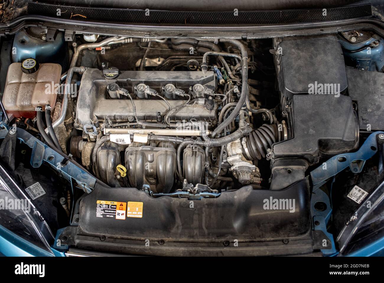 Motore della vettura moderna in un garage pronto per il servizio Foto Stock