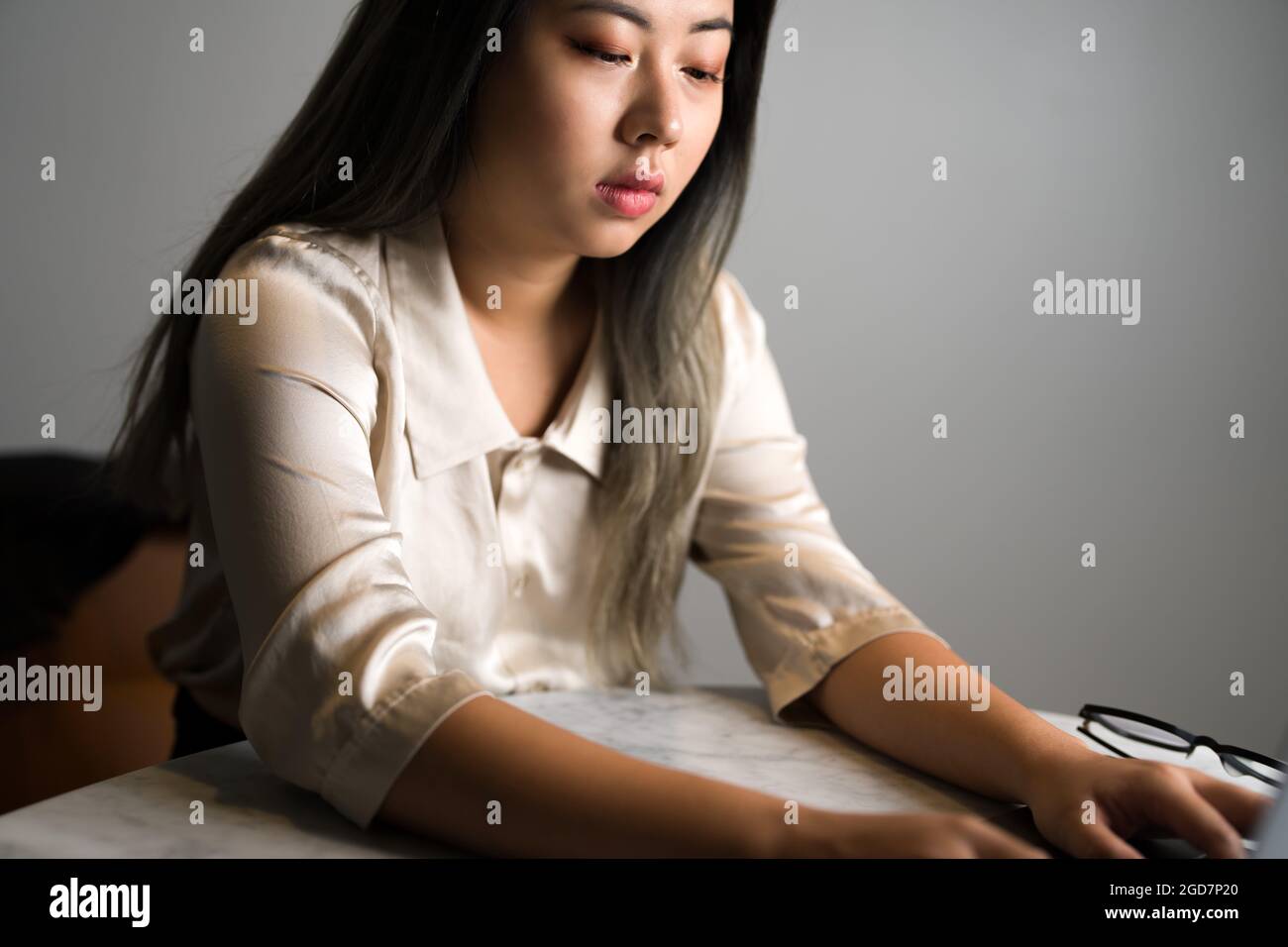 Codice di scrittura di una scienziata di dati femminile asiatica Foto Stock