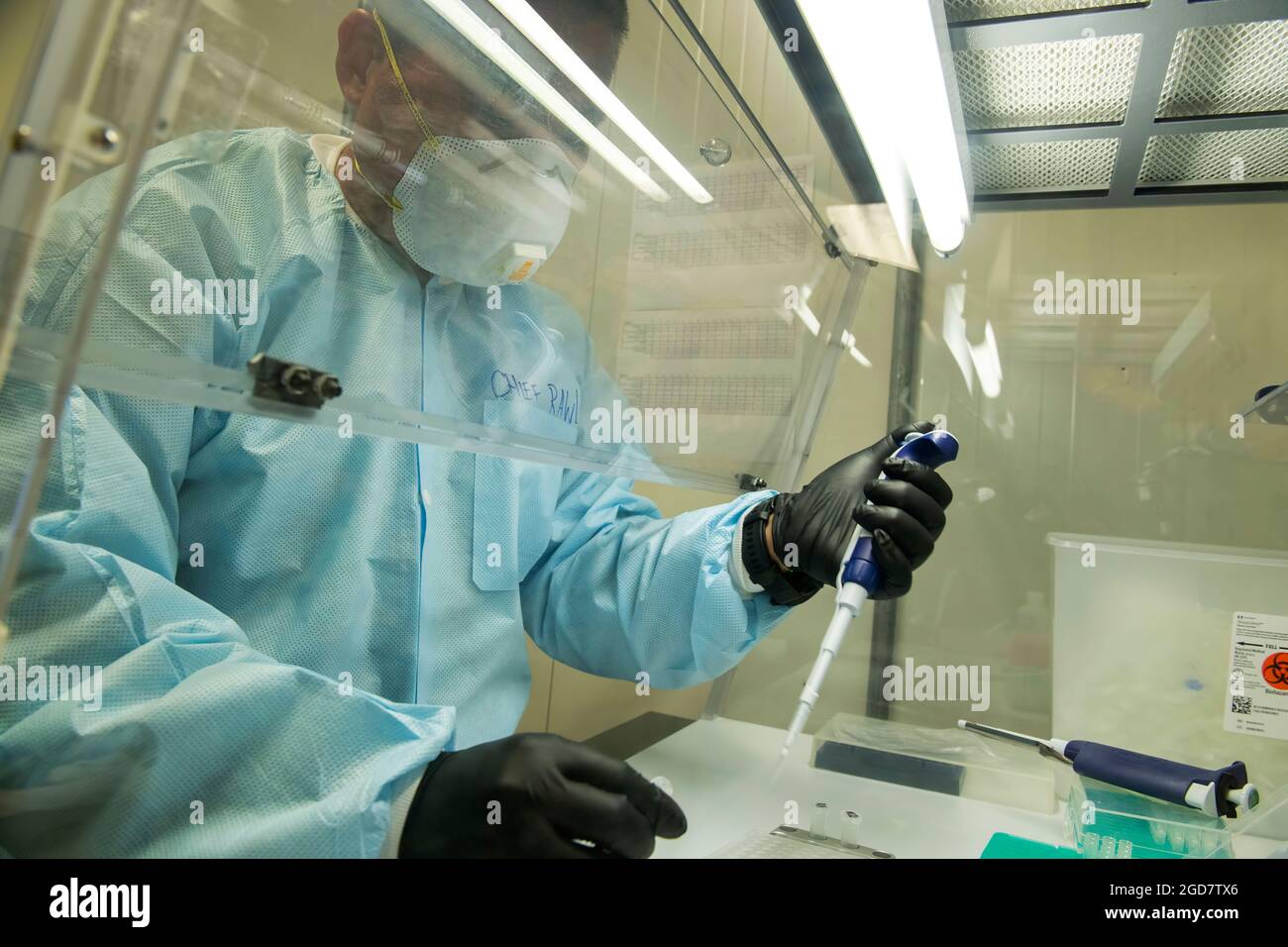 CAMP LEMONNIER, Gibuti (23 aprile 2021) U.S. Navy Lt. Jae Dugan, di Portland, Ore., prepara i pozzetti con più campioni di tampone per il test COVID-19 presso la Naval Medical Research Unit (NAMRU) di Camp Lemonnier il 23 aprile 2021. Il team NAMRU ha effettuato migliaia di test di laboratorio dalla primavera del 2020. A supporto dei combattenti militari statunitensi, il NAMRU ricerca e traccia di malattie infettive, problemi di salute ambientale, epidemiologia e scienze comportamentali, per supportare il personale militare dispiegato in Africa, Medio Oriente e Asia sudoccidentale. (STATI UNITI Foto Navy di Mass Communication Specialist 1 Foto Stock