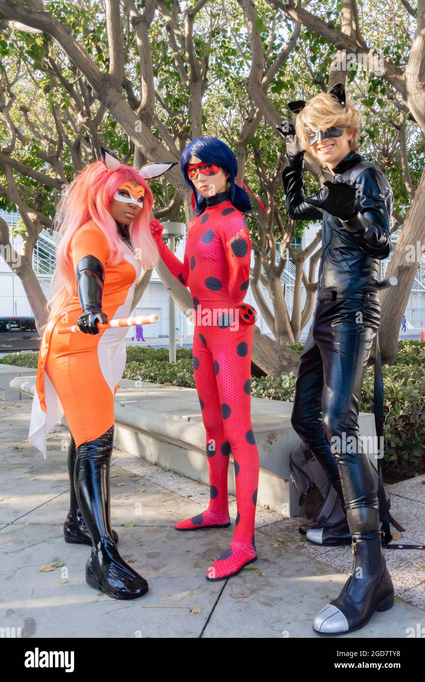 I partecipanti ritraggono personaggi di Tales of Ladybug & Cat Noir, al Comic con di Los Angeles, California, Stati Uniti Foto Stock