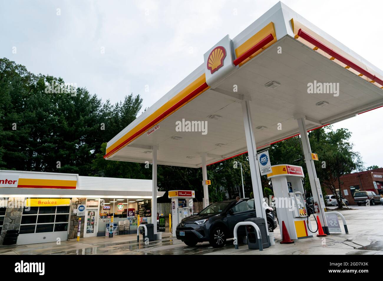 Arlington, Stati Uniti. 11 Agosto 2021. Foto scattata il 11 agosto 2021 mostra una stazione di servizio ad Arlington, Virginia, gli Stati Uniti. L'inflazione americana è rimasta elevata a luglio, ma ci sono stati segnali che l'inflazione potrebbe aver raggiunto il picco tra i vincoli di approvvigionamento pandemici-correlati e l'emergere della variante Delta. L'indice dei prezzi al consumo (CPI) è aumentato del 0.5 per cento in luglio dopo l'aumento del 0.9 per cento in giugno, il reparto di lavoro degli Stati Uniti ha detto mercoledì. Credit: Liu Jie/Xinhua/Alamy Live News Foto Stock