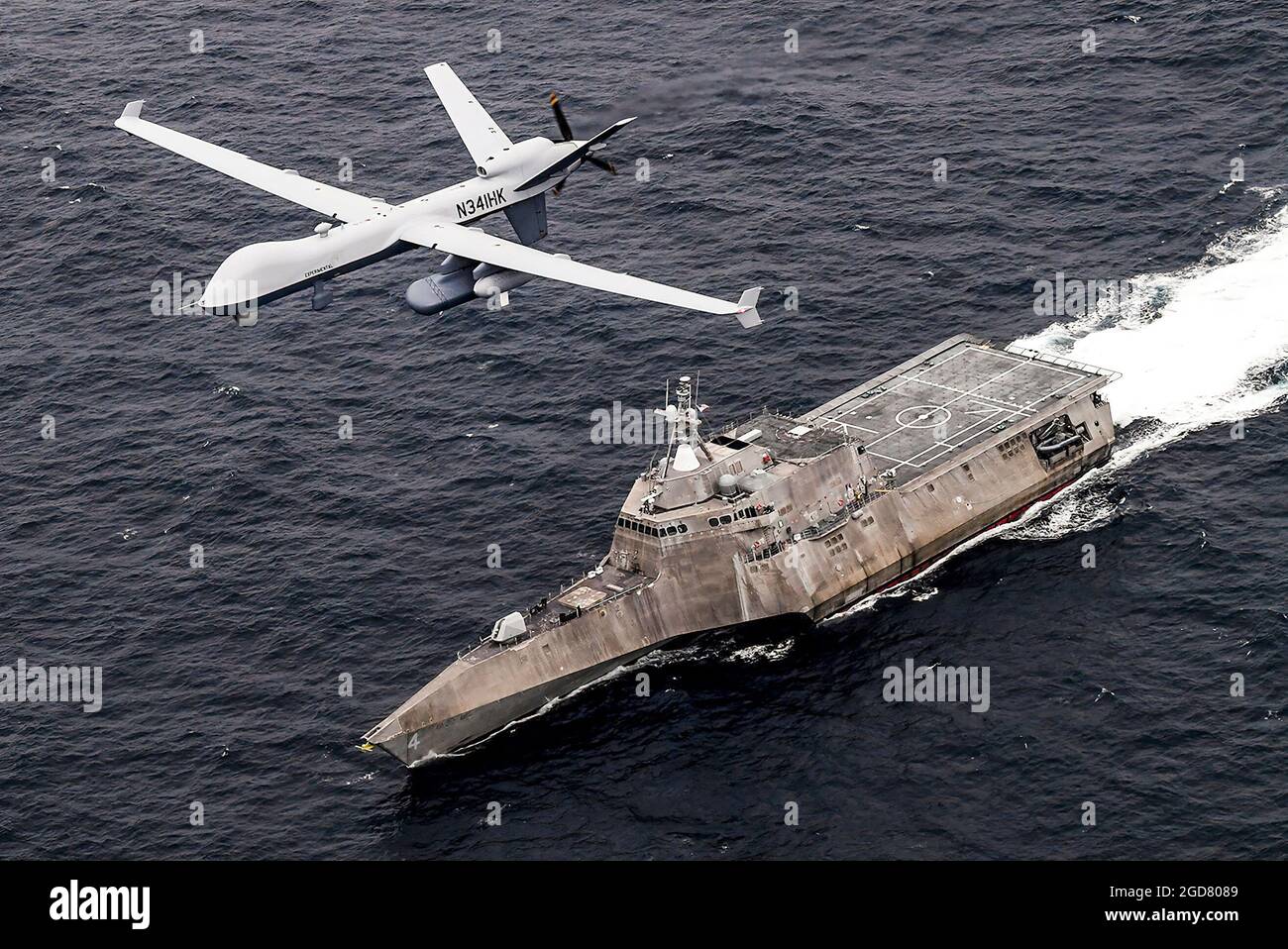 OCEANO PACIFICO (21 aprile 2021) un sistema di aerei di sorveglianza marittima senza equipaggio mq-9 Sea Guardian sorvola la nave da combattimento a terra USS Coronado (LCS 4), variante Independence, durante il Unmanned Systems Integrated Battle Problem (UxS IBP) 21 della flotta statunitense del Pacifico, aprile 21. UxS IBP 21 integra funzionalità con e senza equipaggio in scenari operativi difficili per generare vantaggi in termini di lotta. (STATI UNITI Foto della Marina di Shannon Renfroe, Capo di comunicazione di massa) Foto Stock