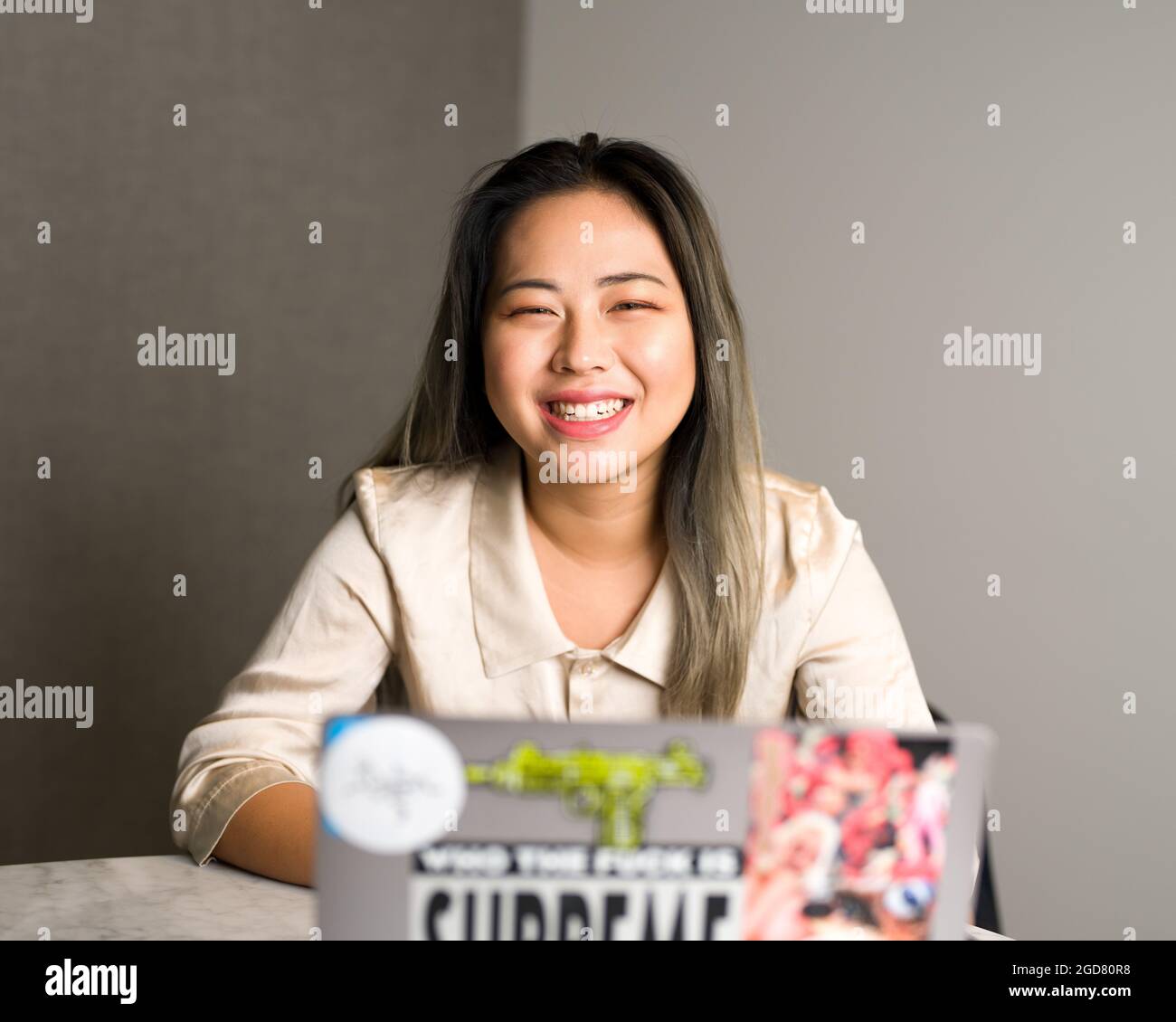 Giovane scienziata asiatica di dati femminile che gode di una riunione di lavoro Foto Stock