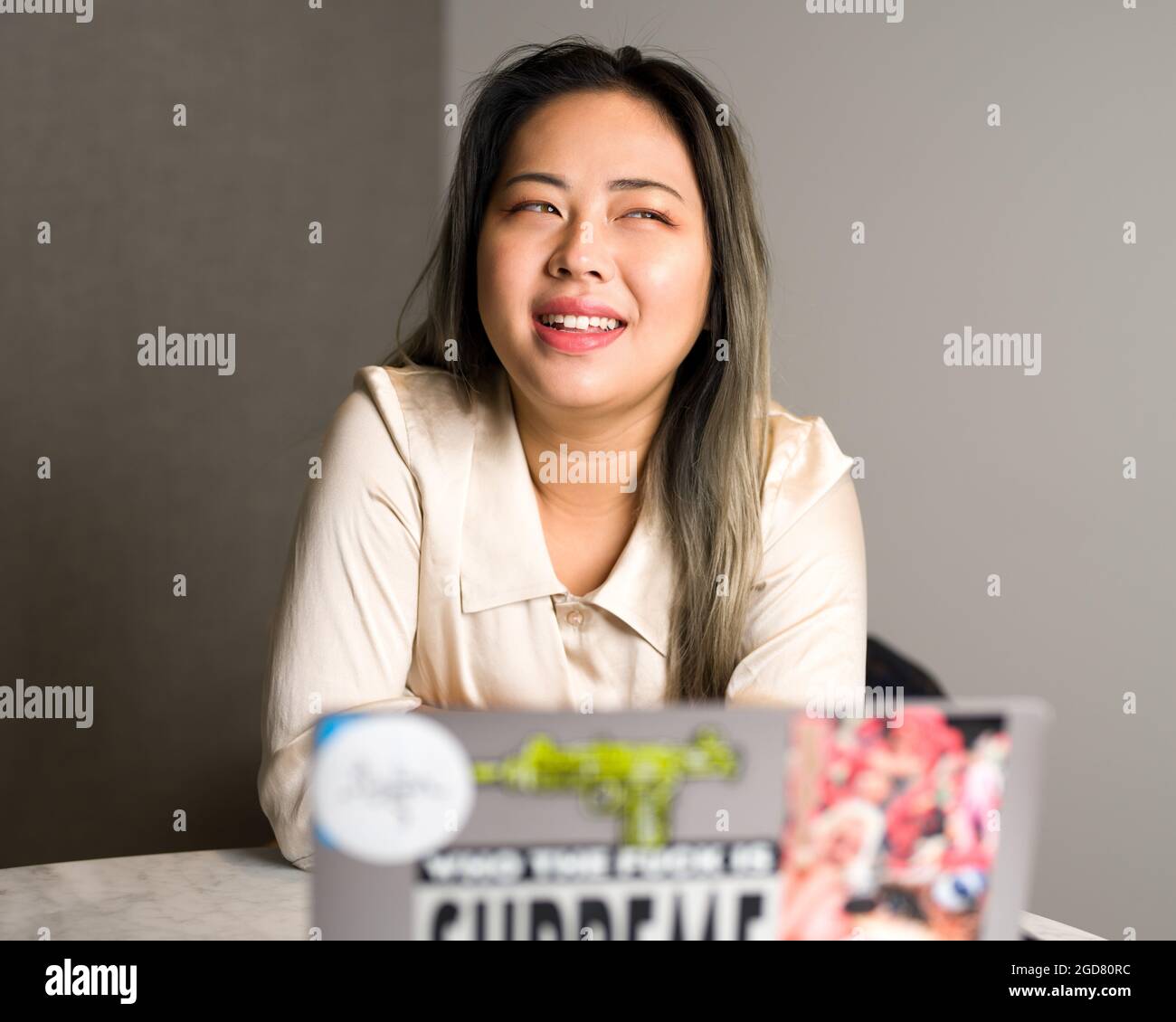 Giovane scienziata asiatica di dati femminile che gode di una riunione di lavoro Foto Stock