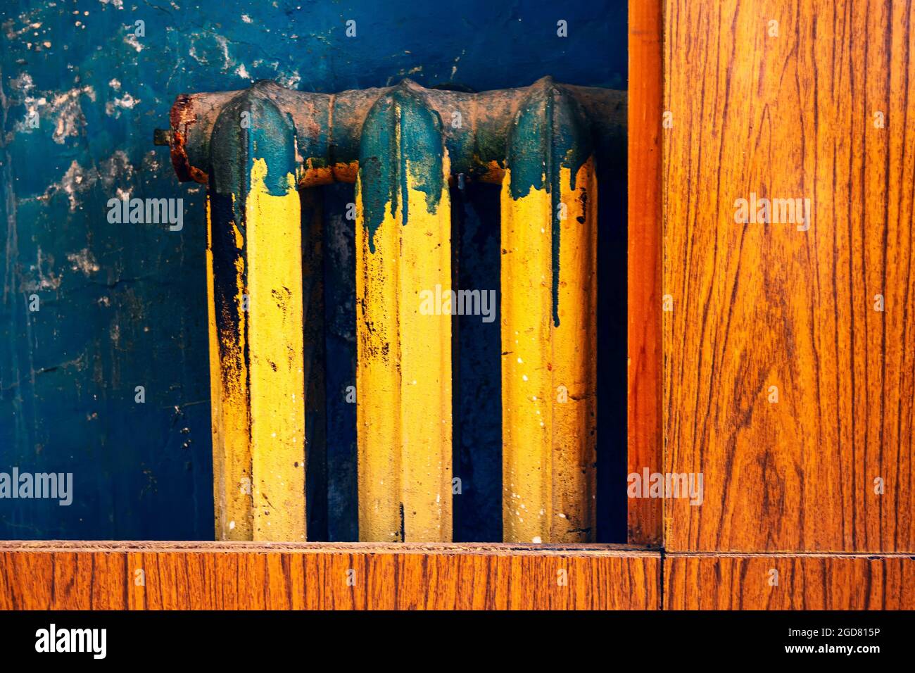 Vecchio radiatore in ghisa per riscaldare una stanza Foto Stock