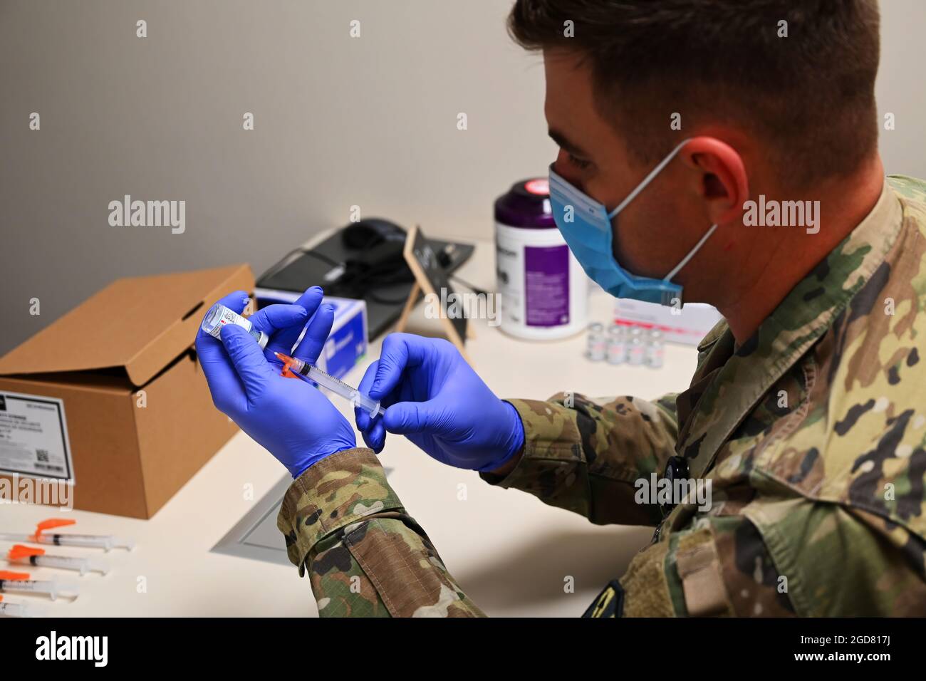 U.S. Army Sgt. Prima Classe Brian Bowling, 129th Aviation Regiment Critical Care flight paramedic, prepara siringhe di vaccinazione COVID-19 per la distribuzione presso un centro medico a Kingman, Ariz., 12 maggio 2021. Più di 850 guardie nazionali dell'Arizona continuano ad assistere nei siti di vaccinazione e nelle banche alimentari di tutta l'Arizona. (STATI UNITI Air National Guard foto di staff Sgt. Dillon Davis) Foto Stock