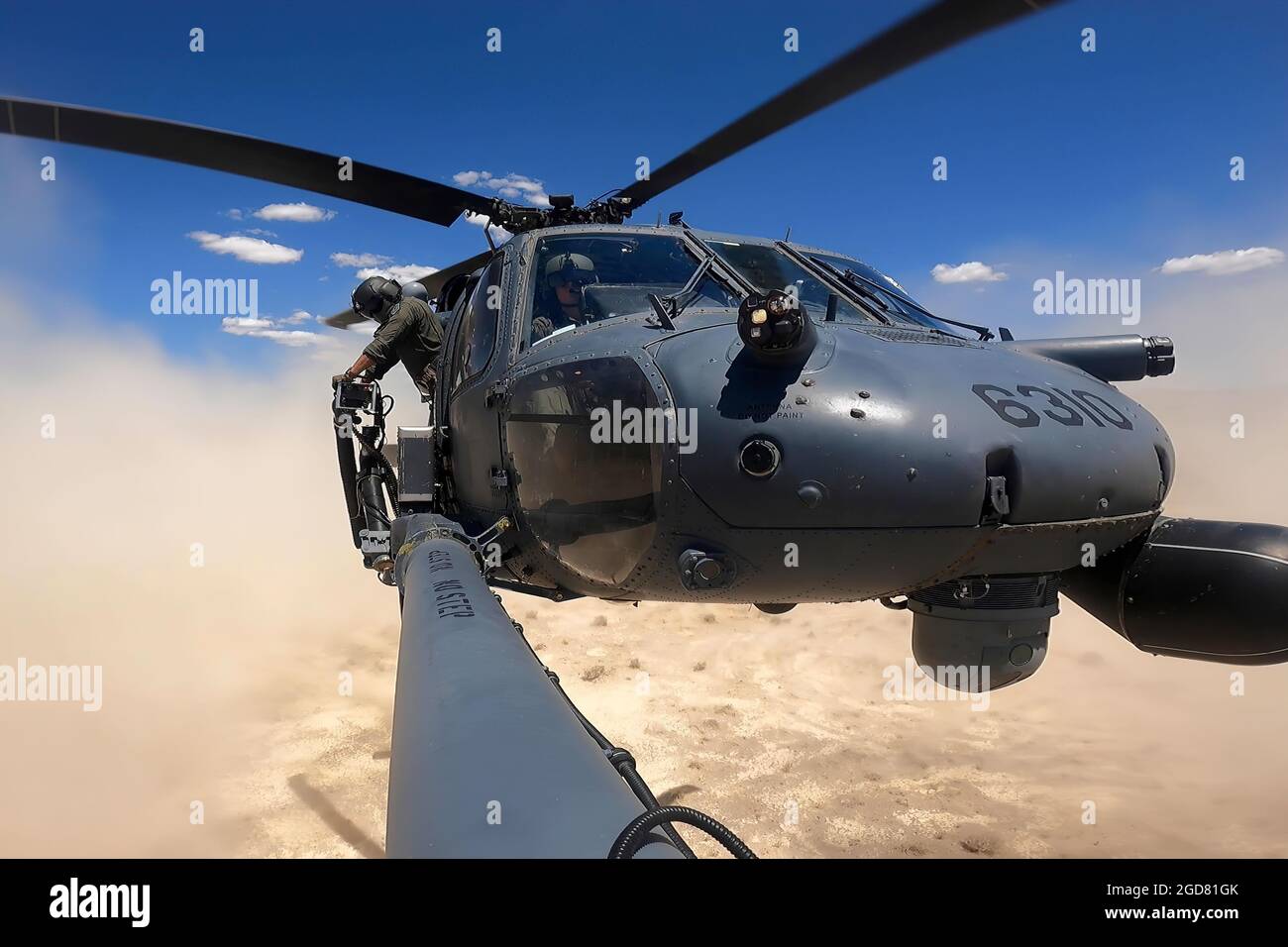 Un HH-60G Pave Hawk assegnato al 34esimo Squadron armi atterra durante una competizione di addestramento al Nevada Test and Training Range, Nev., 18 maggio 2021. Il concorso ha incluso più unità e campi di carriera e ha permesso agli istruttori della U.S. Air Force Weapons School di uscire e volare. (STATI UNITI Air Force video screen capture by Airman 1° Classe Zachary Rufus) Foto Stock