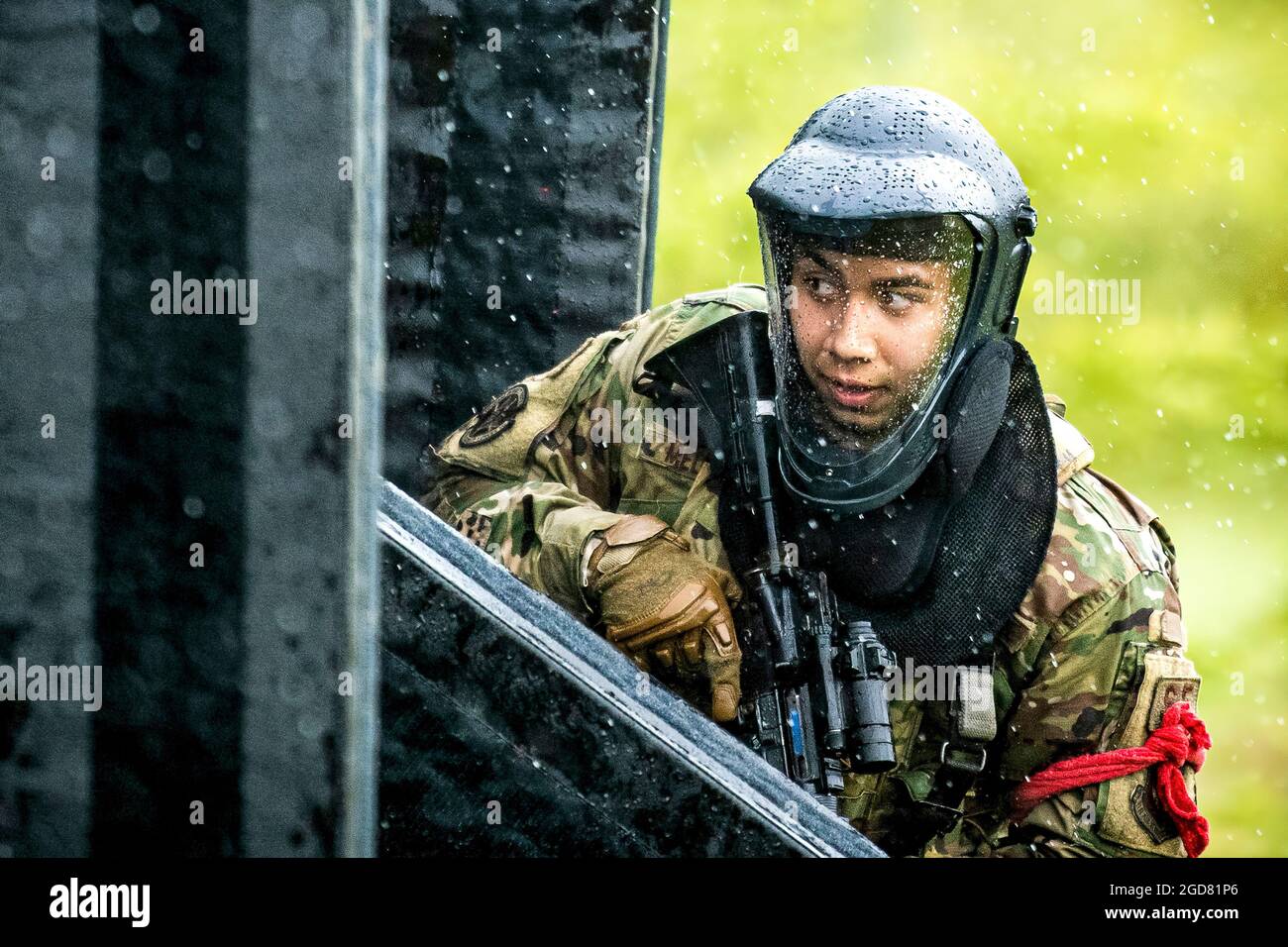 Airman prima Classe Luciano Medrano, 423rd Security Forces Squadron Response Force leader, scansiona il suo perimetro durante un esercizio di forza su forza al RAF Molesworth, Regno Unito, 21 maggio 2021. I difensori del 42nd e 423rd SFS si sono riuniti per allenarsi mentre hanno risposto a molteplici scenari volti ad affinare le loro abilità in situazioni di forza mortale. (STATI UNITI Air Force foto di Senior Airman Eugene Oliver) Foto Stock