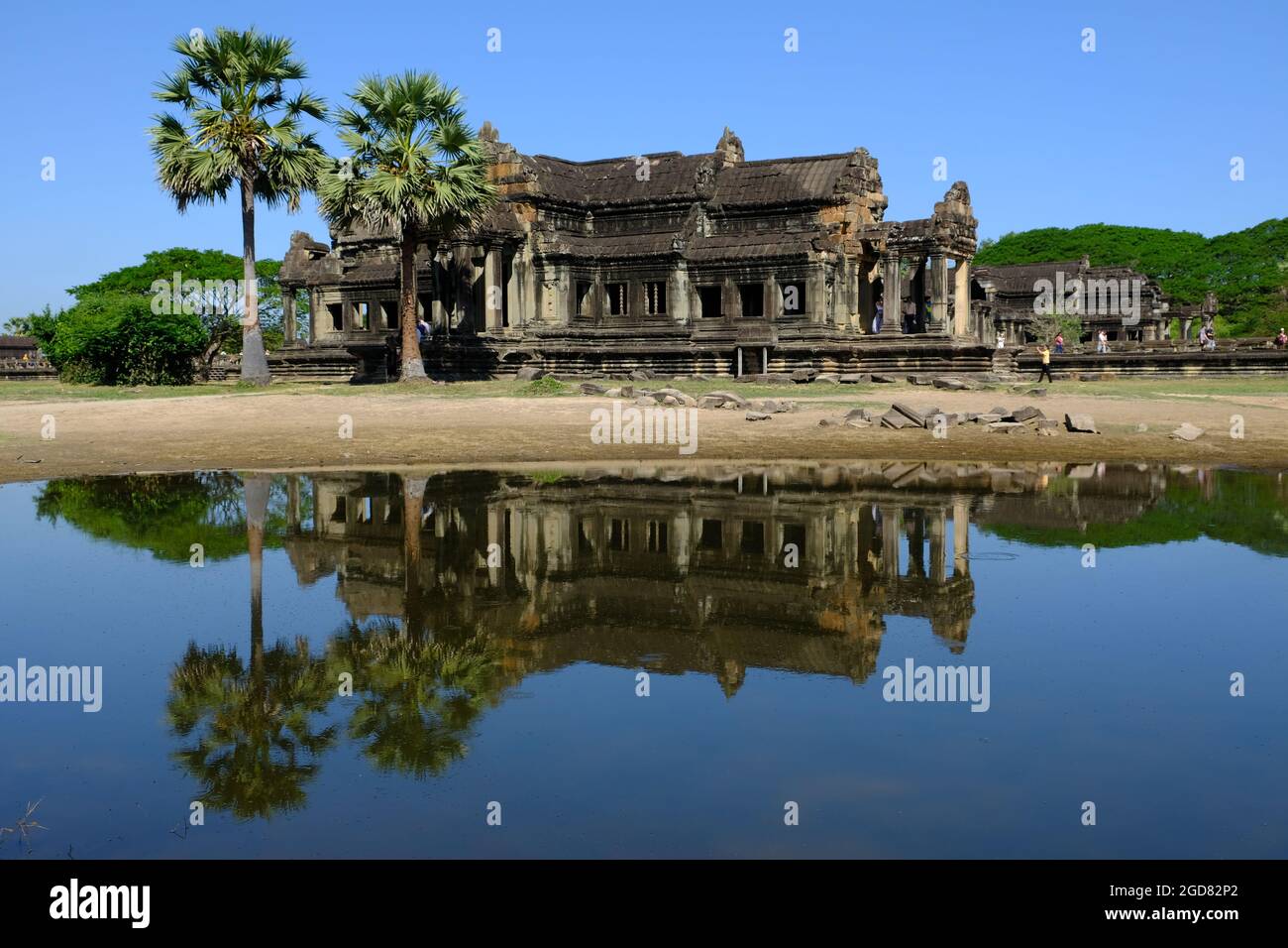 Cambogia Krong Siem Reap Angkor Wat - Biblioteca meridionale con riflessione Foto Stock