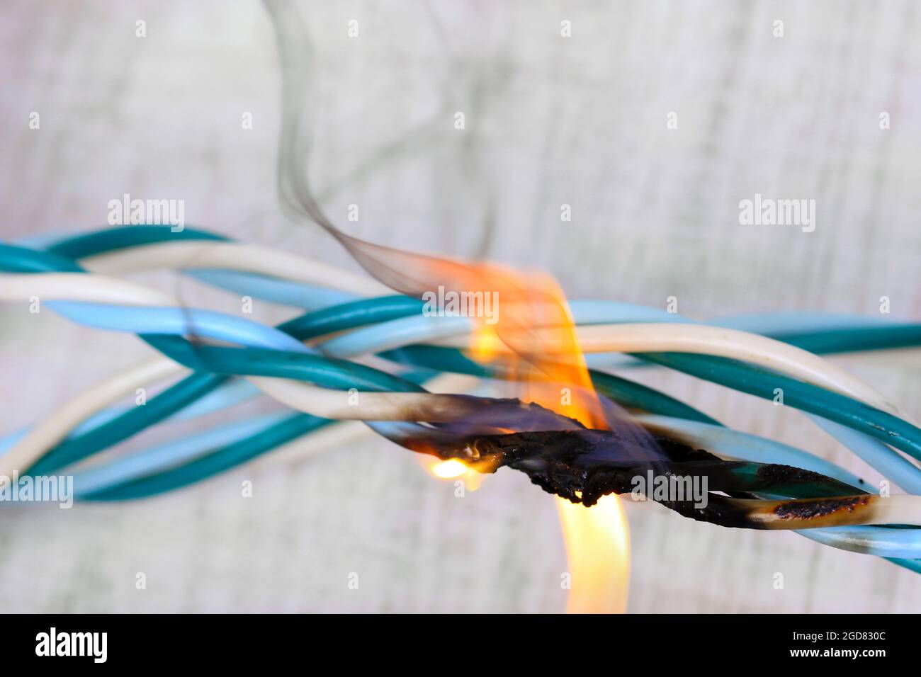 Corto circuito cavo bruciato, il colore di sfondo di legno Foto stock -  Alamy