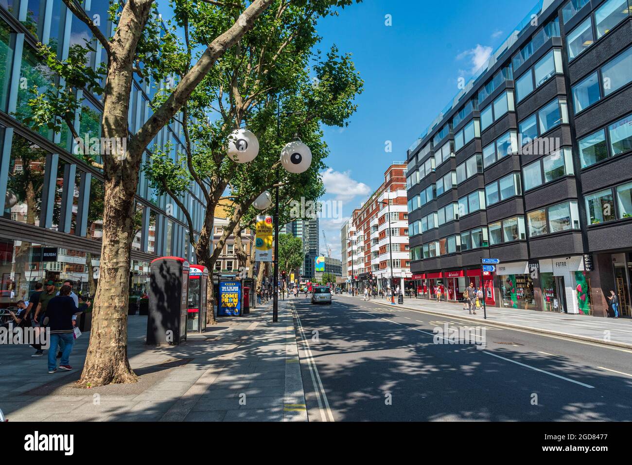 Londra, Regno Unito. 11 Agosto 2021. Giganteschi occhi d'oca gonfiabili visti su un albero attraverso il centro di Londra. Parte della stagione LetsDoLondon Family Fun del sindaco di Londra Sadiq Khan, gli occhi si sono riavvolti in luoghi "accattivanti" in tutta la città, invitando le famiglie di Londra e del Regno Unito a "vedere Londra in modo diverso". (Foto di Dave Rushen/SOPA Images/Sipa USA) Credit: Sipa USA/Alamy Live News Foto Stock