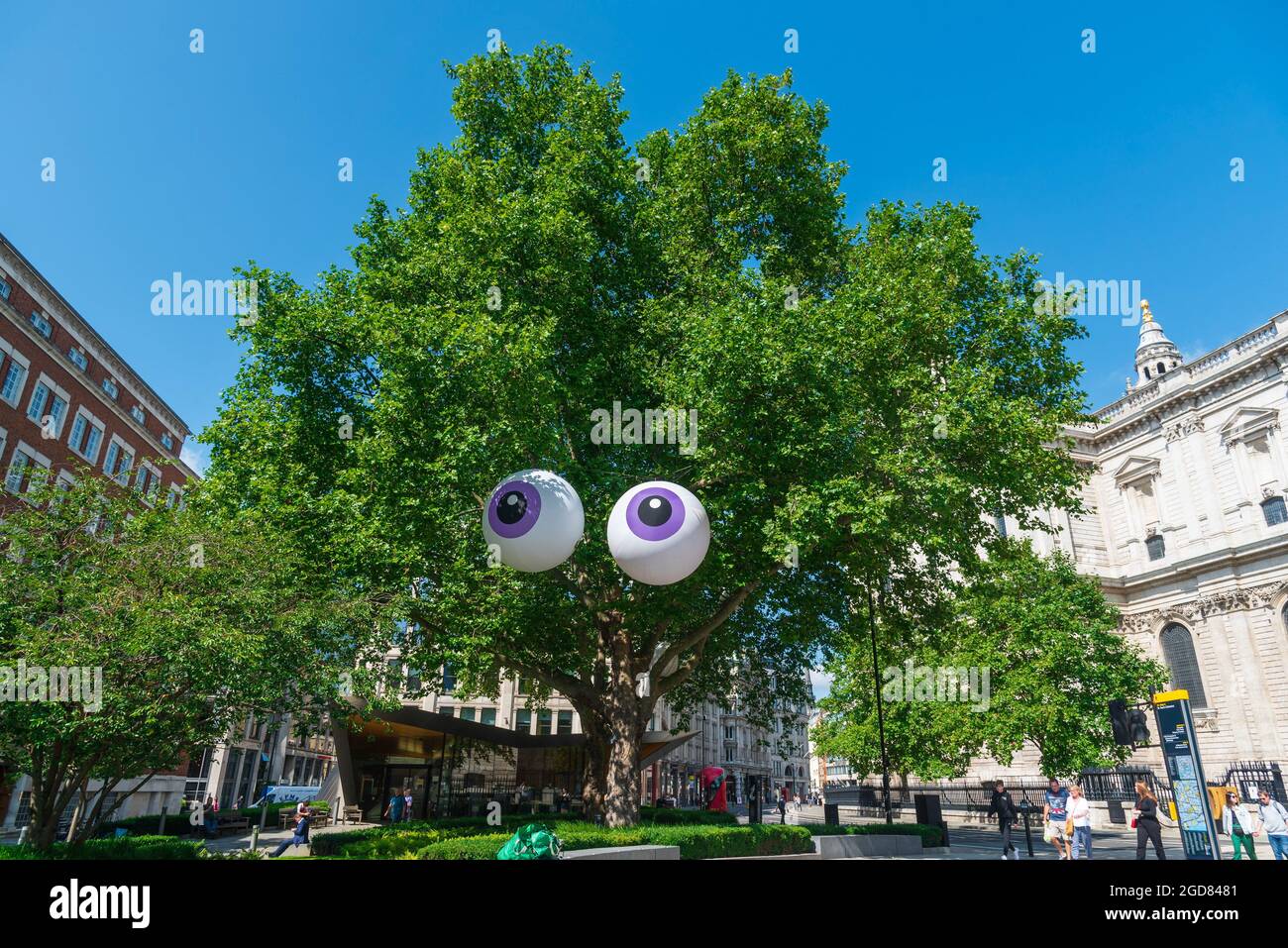 Londra, Regno Unito. 11 Agosto 2021. Giganteschi occhi d'oca gonfiabili visti sugli alberi nel centro di Londra. Parte della stagione LetsDoLondon Family Fun del sindaco di Londra Sadiq Khan, gli occhi si sono riavvolti in luoghi "accattivanti" in tutta la città, invitando le famiglie di Londra e del Regno Unito a "vedere Londra in modo diverso". (Foto di Dave Rushen/SOPA Images/Sipa USA) Credit: Sipa USA/Alamy Live News Foto Stock