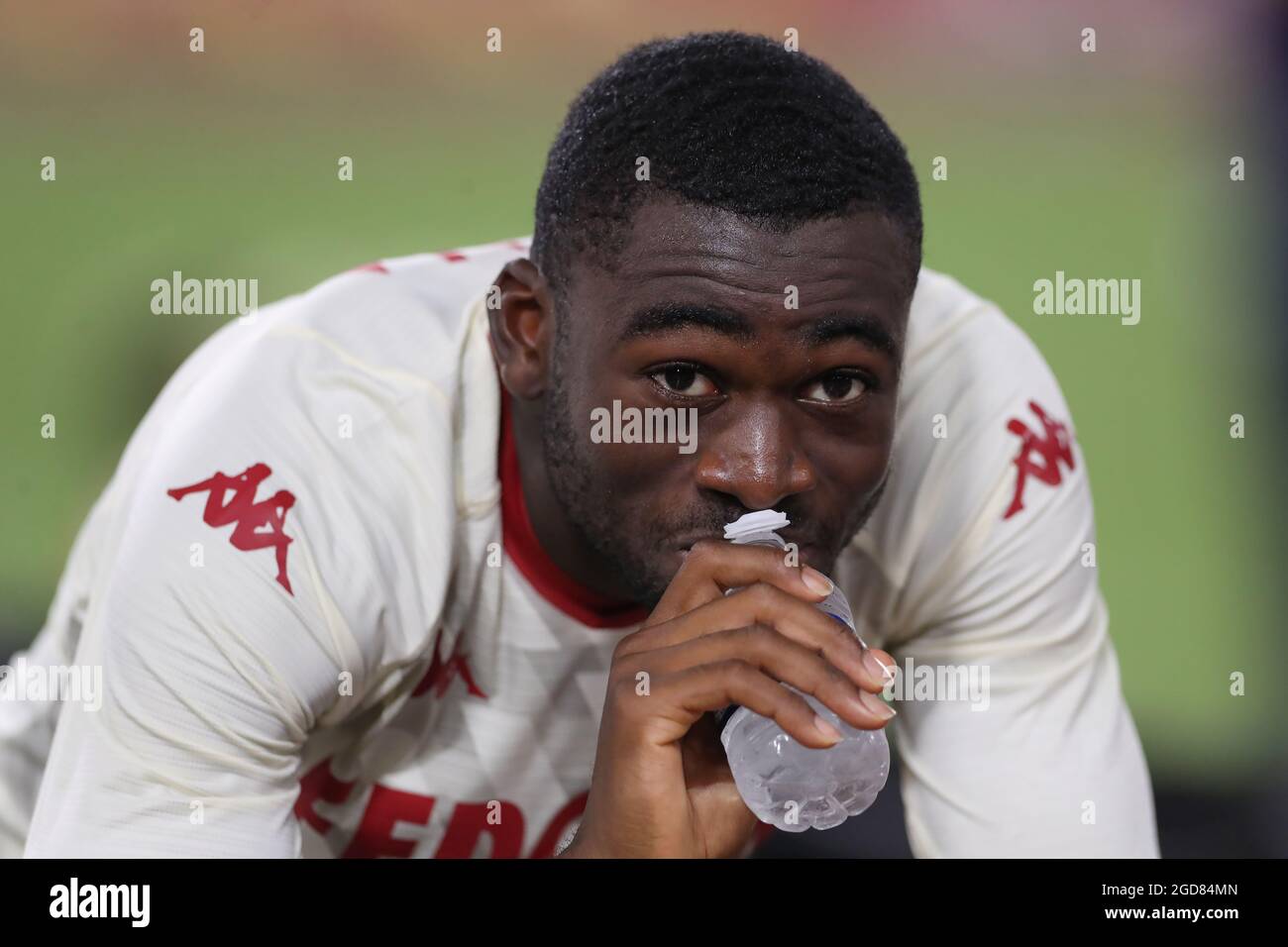 Monaco, Monaco, 10 agosto 2021. Youssouf Fofana di AS Monaco beve acqua da una bottiglia di plastica dopo il fischio finale della partita della UEFA Champions League allo Stade Louis II di Monaco. L'immagine di credito dovrebbe essere: Jonathan Moscop / Sportimage Foto Stock