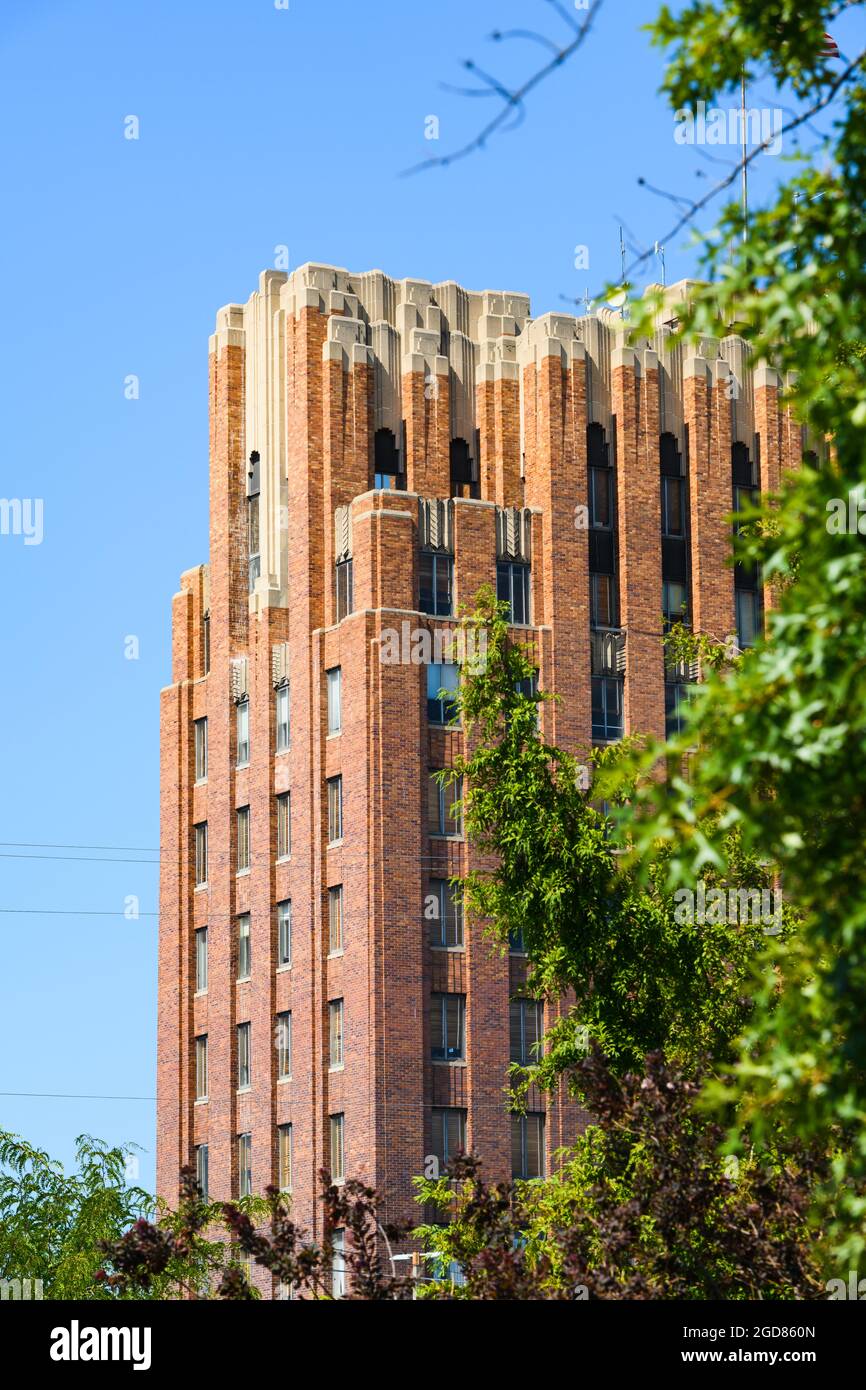 Yakima, WA, USA - 09 agosto 2021; l'edificio A e Larson visto dietro gli alberi è un grattacielo di mattoni nel centro di Yakima Washington. Foto Stock